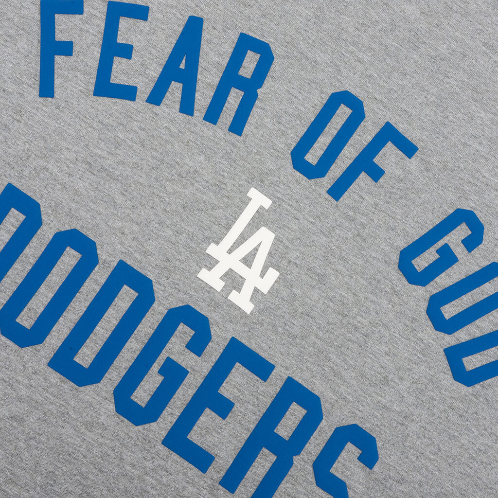X Mlb Dodgers 90s Tee Concrete Heather Fear of god – Гарантія оригінальності – детальний вид - FEAR OF GOD