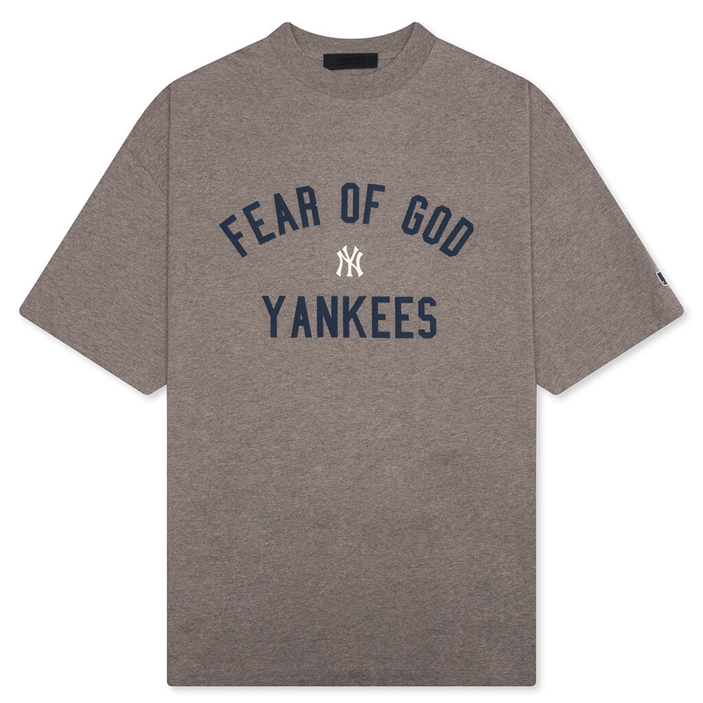 X Mlb Yankees 90s Tee Homestead Heather Fear of god оригінал – Купити в Україні – боковий вид - FEAR OF GOD