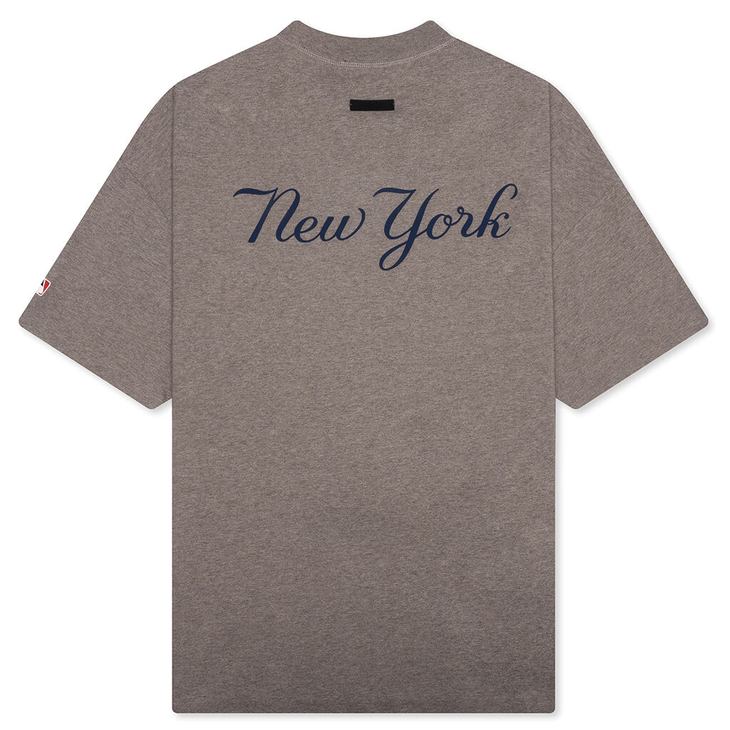X Mlb Yankees 90s Tee Homestead Heather Fear of god оригінал – Купити в Україні – вид ззаду - FEAR OF GOD