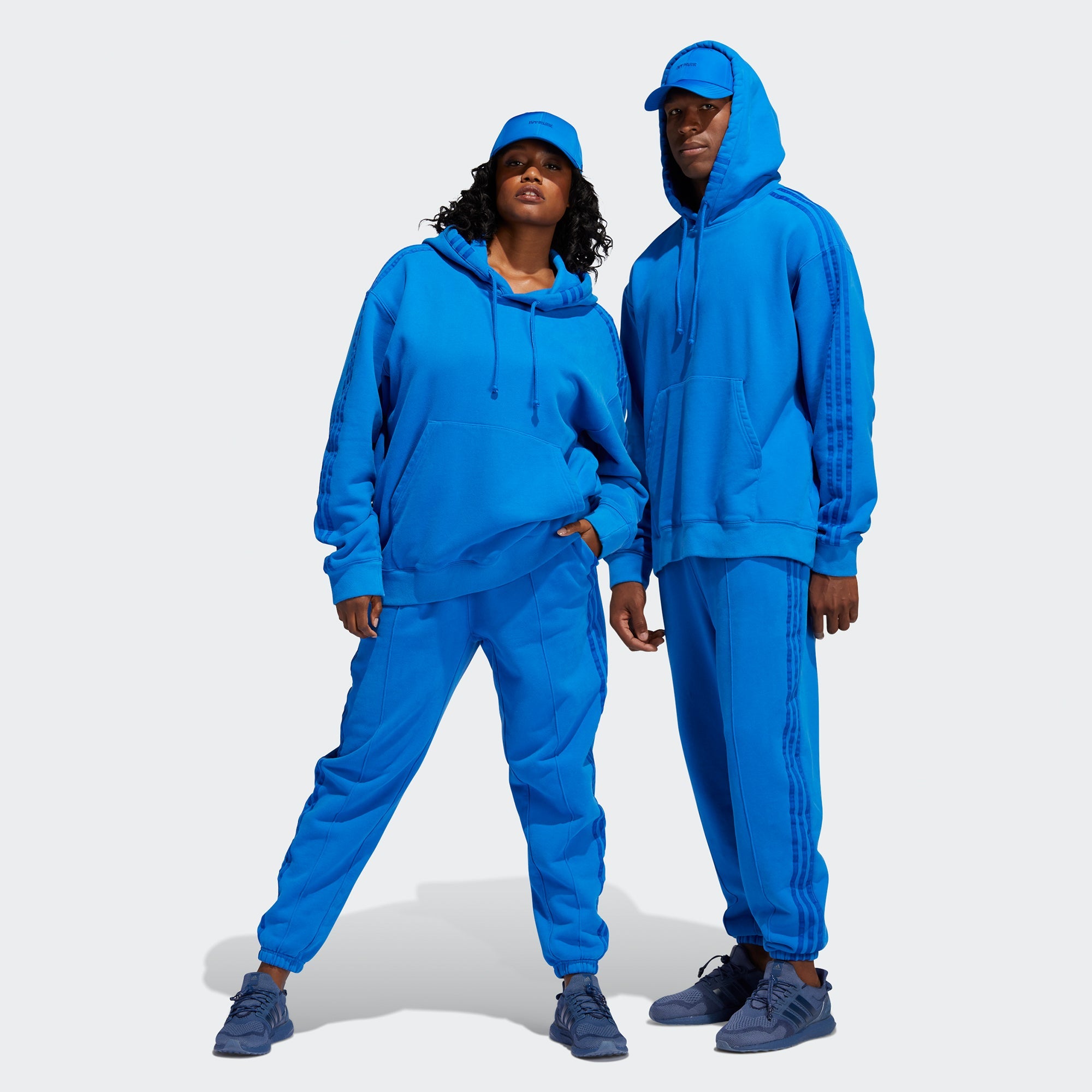 Оригінальна Hoodie Globlu Adidas – вид ззаду - ADIDAS