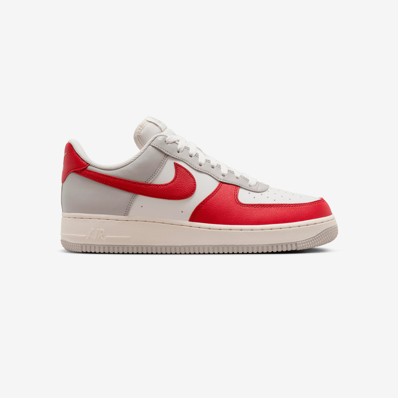Оригінальна Air Force 1 07 Lv8 Nike – боковий вид