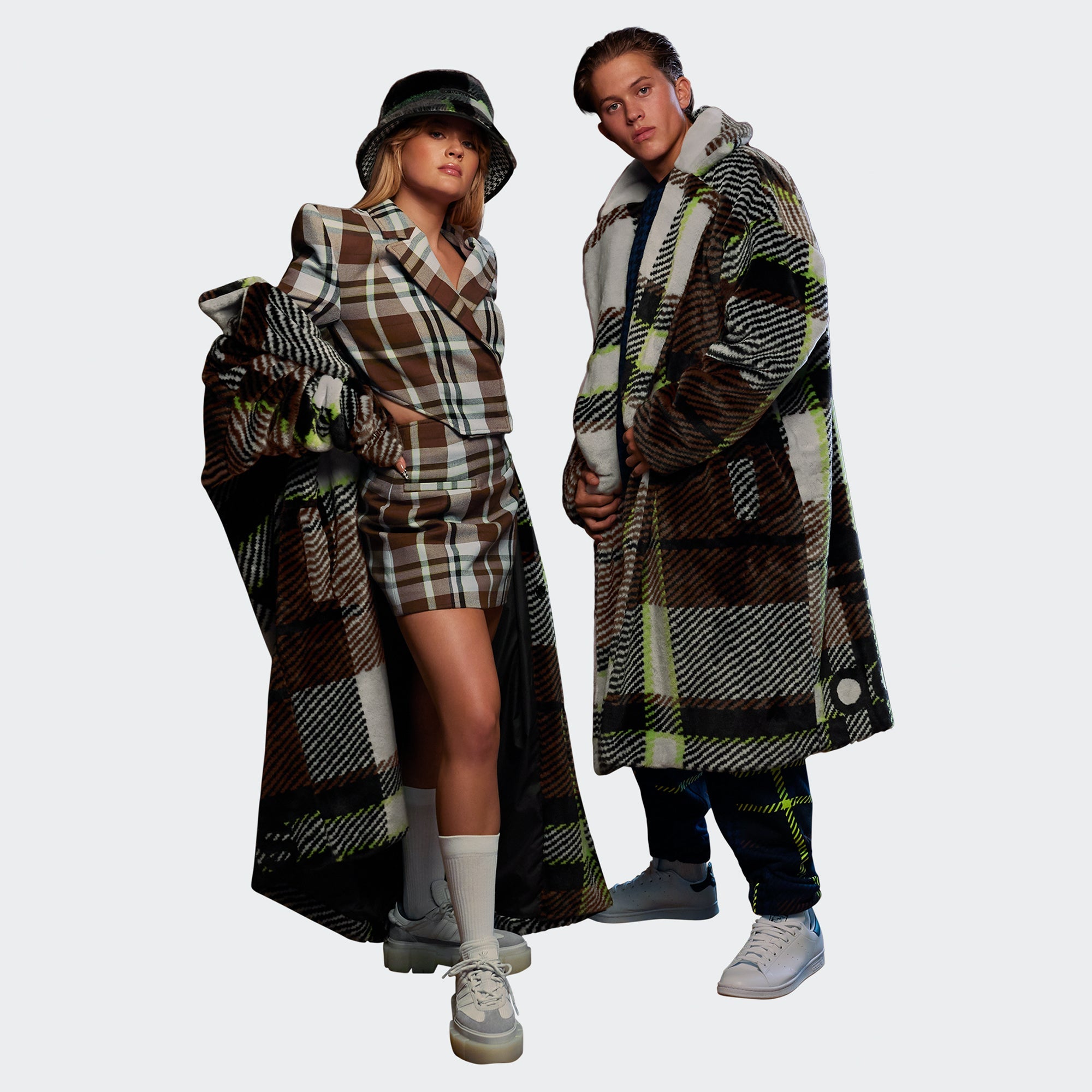 Оригінальна Long Plaid Faux Fur Jacket Clear Grey Adidas – вид ззаду - ADIDAS