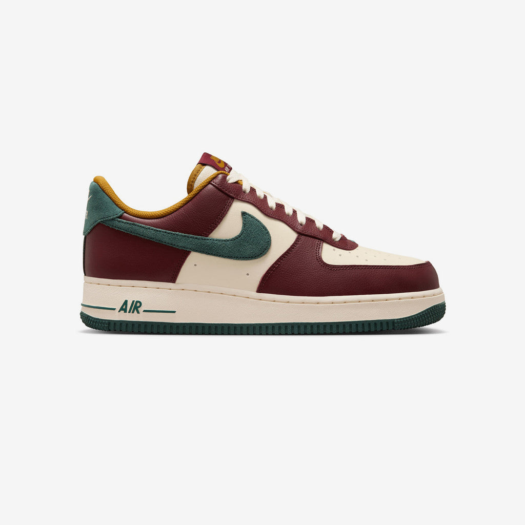 Оригінальна Air Force 1 07 Lv8 Nike – боковий вид
