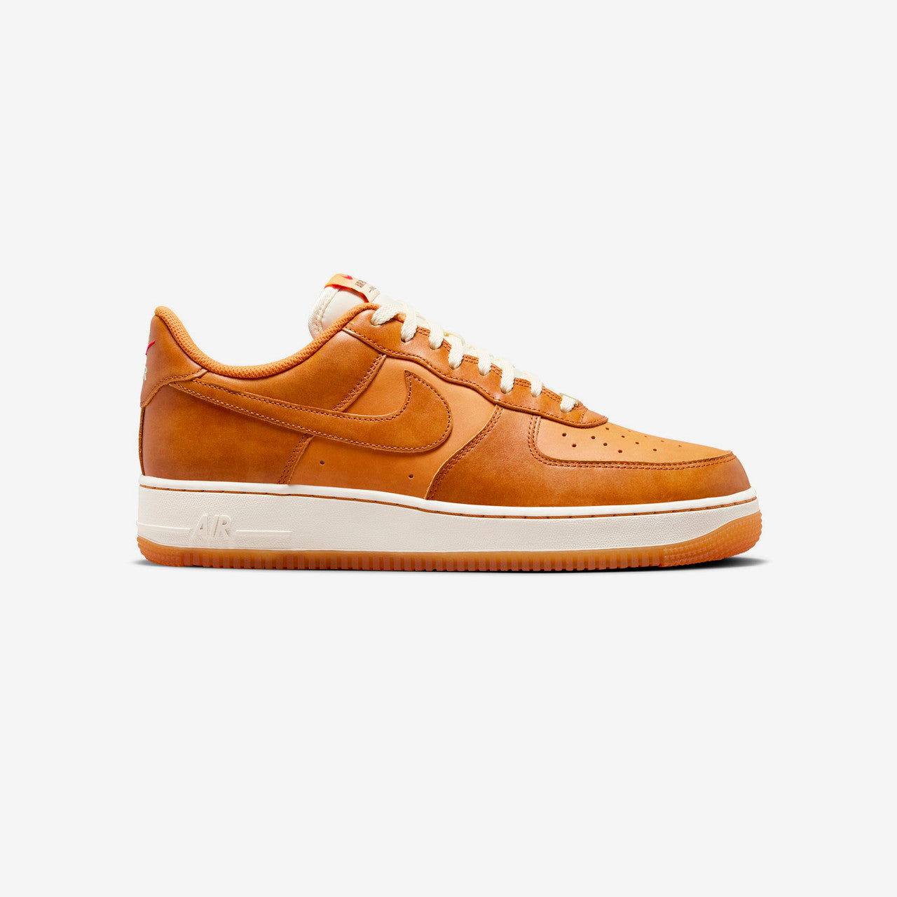 Оригінальна Air Force 1 07 Lv8 Nike – боковий вид