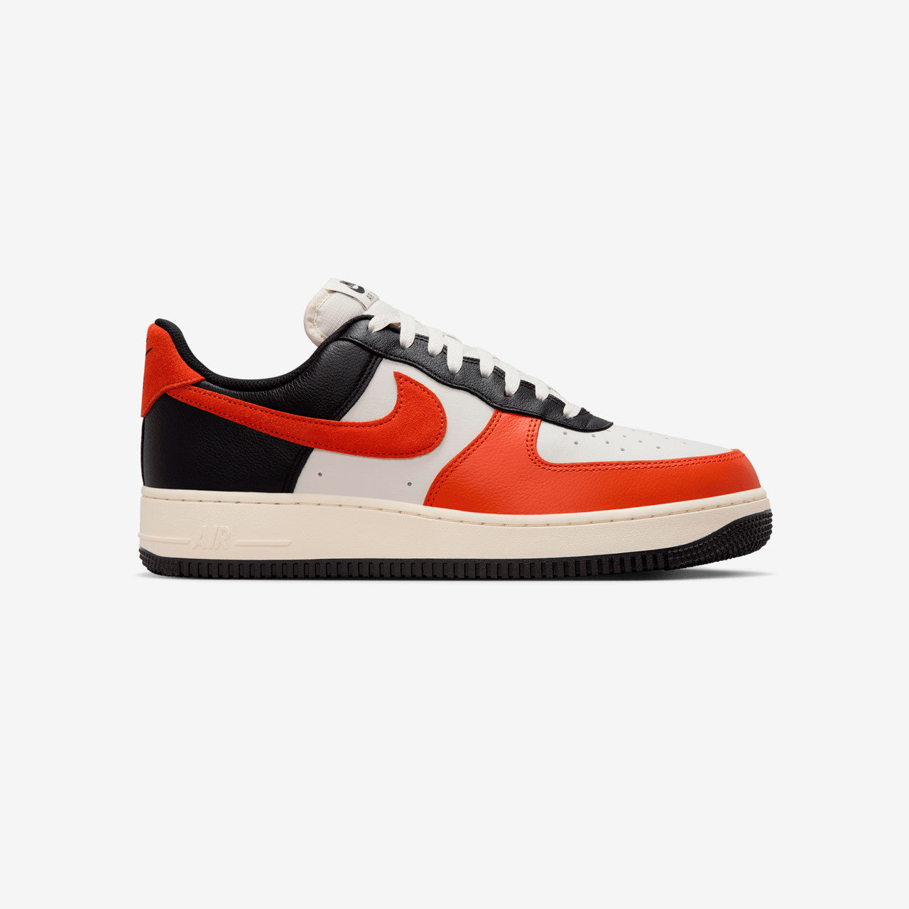 Оригінальна Air Force 1 07 Lv8 Nike – боковий вид