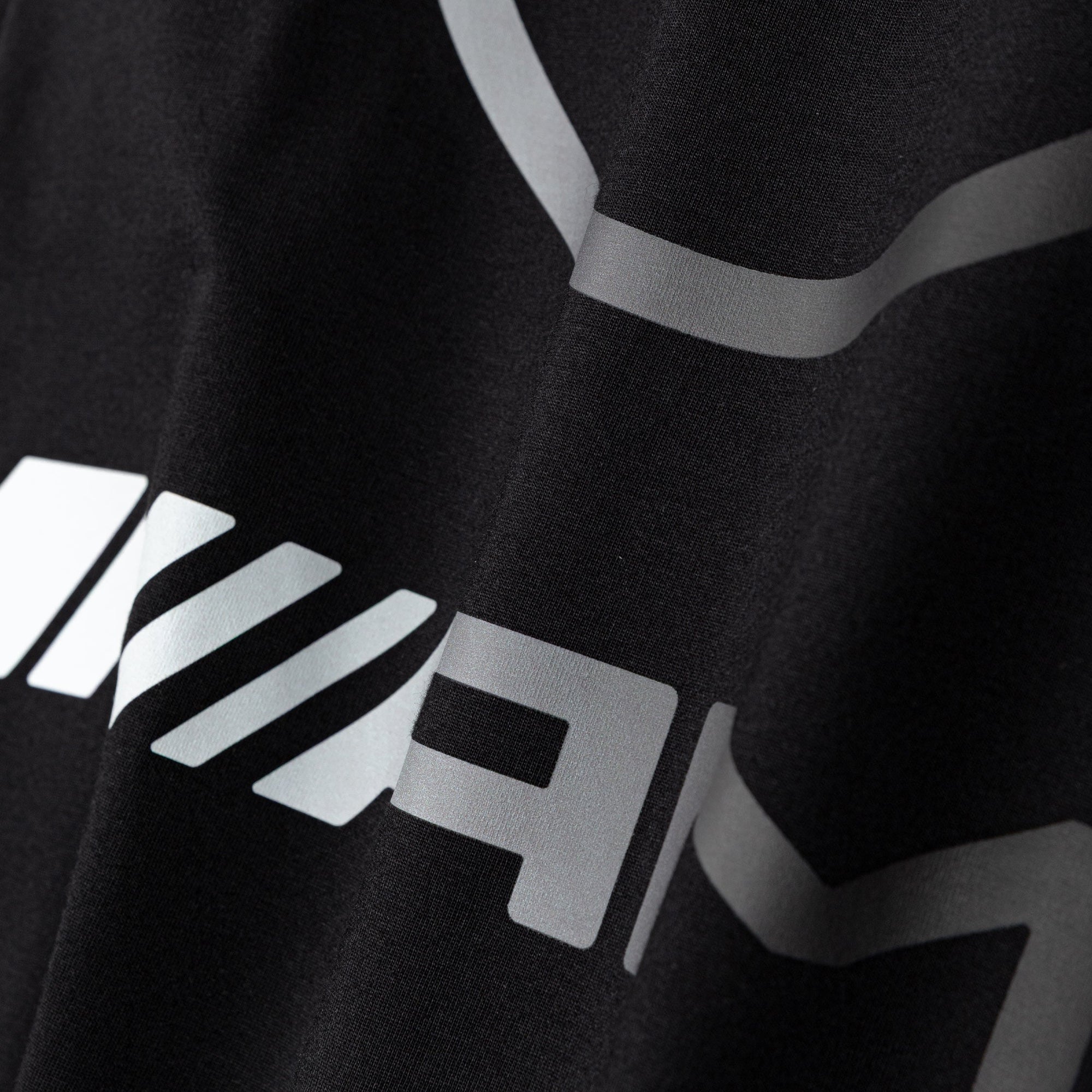 X Mercedes Amg Petronas F1 Team Chaos Logo Long Sleeve Tee Adidas оригінал – Купити в Україні – збільшений вид - ADIDAS