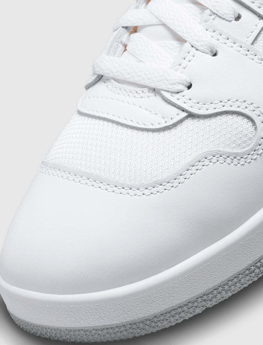 Оригінальна Attack White Nike – вид ззаду