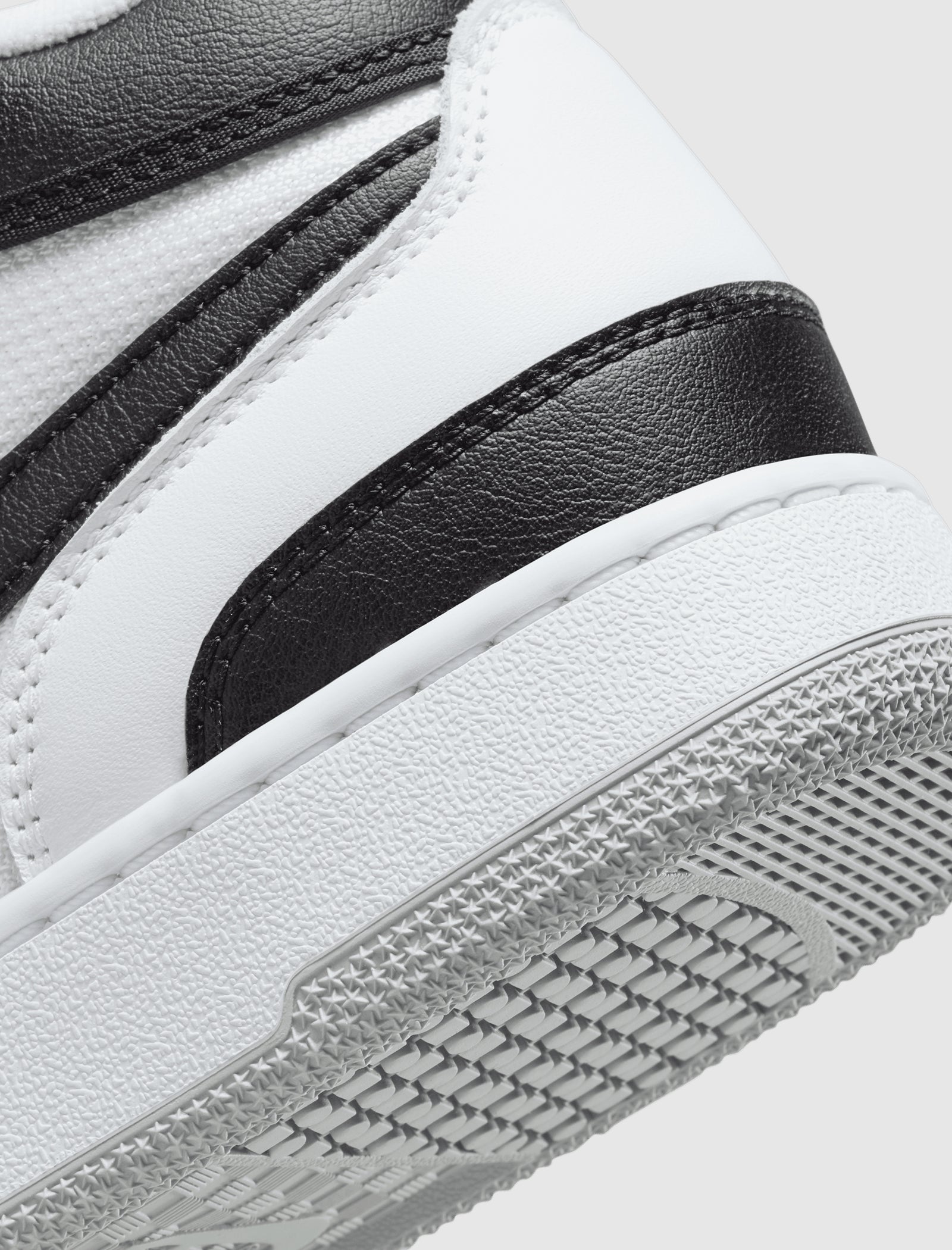 Оригінальна Attack White Nike – детальний вид