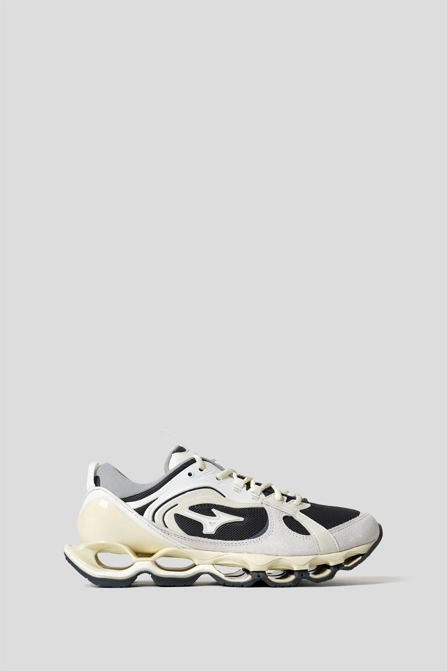 Оригінальна WAVE PROPHECY BETA 2 SNEAKERS DARK SHADOW, WHITE AND SNOW WHITE MIZUNO – боковий вид