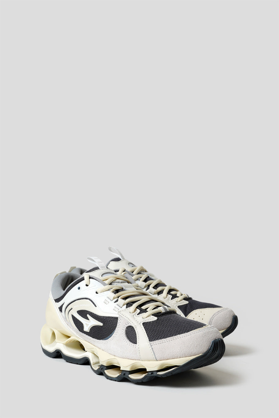 Оригінальна WAVE PROPHECY BETA 2 SNEAKERS DARK SHADOW, WHITE AND SNOW WHITE MIZUNO – вид ззаду