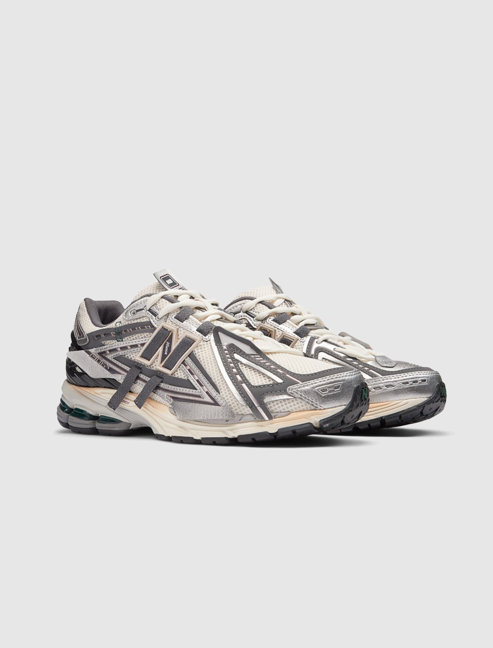 Оригінальна 1906a Silver Metallic New balance – вид ззаду