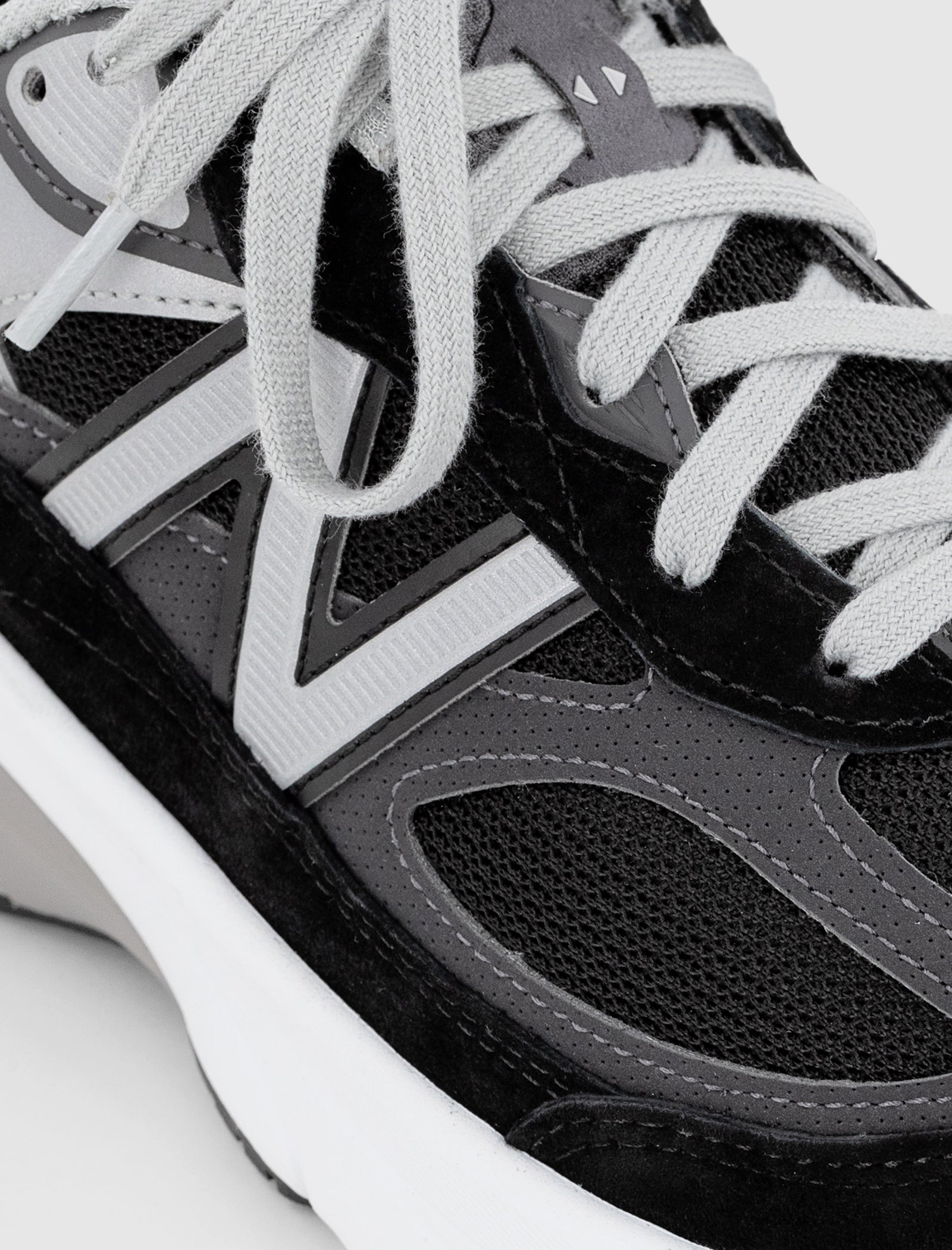Оригінальна 990v6 Black New balance – вид ззаду