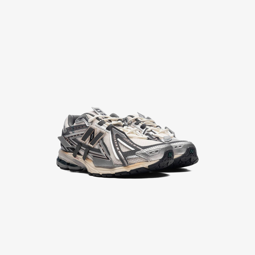 Оригінальна 1906a Silver Metallic New balance – вид ззаду