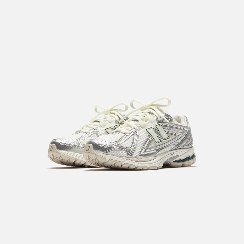 1906r Silver Metallic New balance – Гарантія оригінальності – вид ззаду