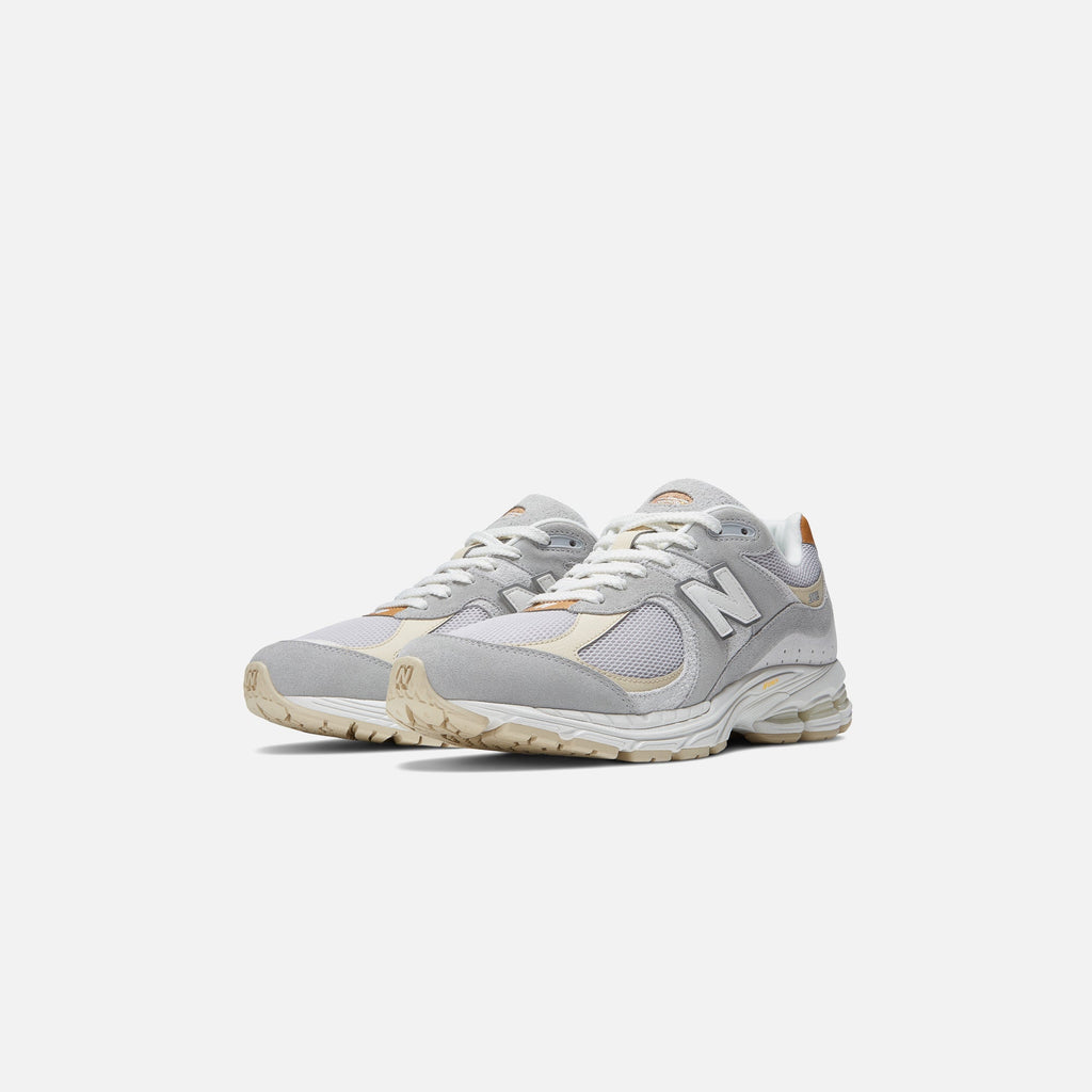 Оригінальна 2002r Concrete New balance – вид ззаду