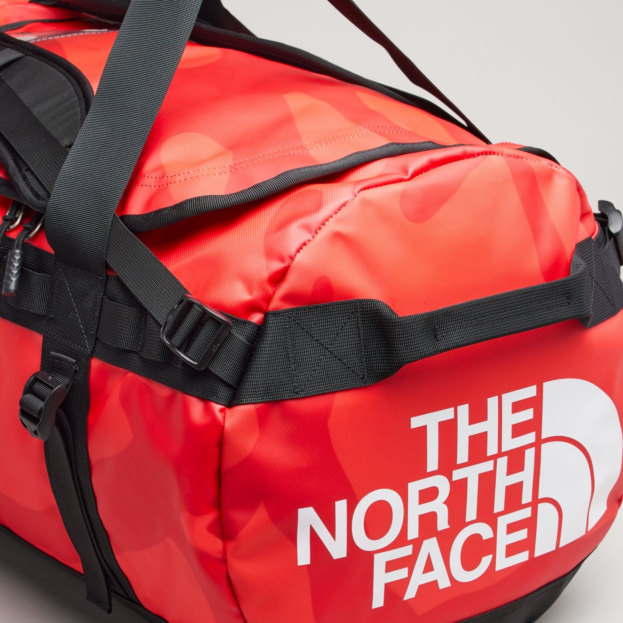 Оригінальна XX Kaws Basecamp Duffel Bag Brilliant Coral 86 Print The north face – збільшений вид
