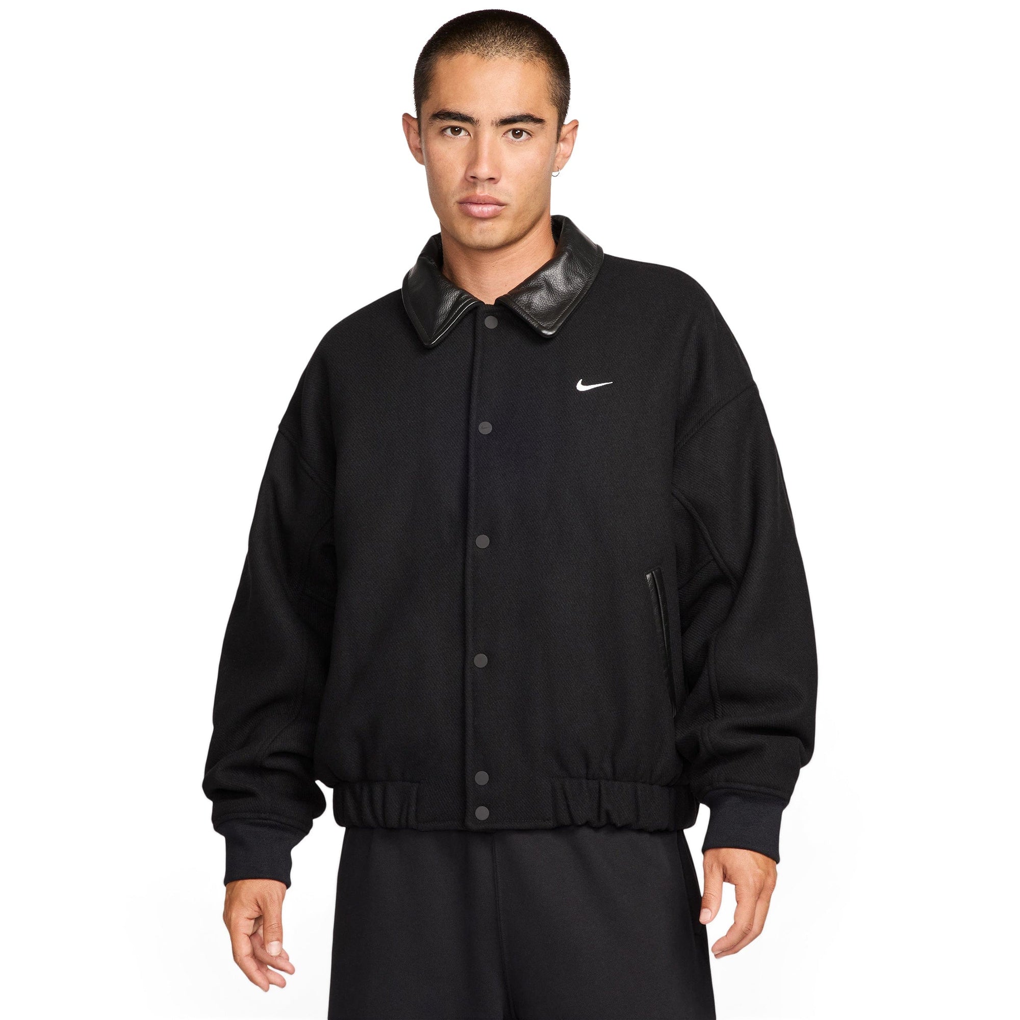 Solo Swoosh Wool Varsity Jacket Nike оригінал – Купити в Україні – боковий вид - NIKE