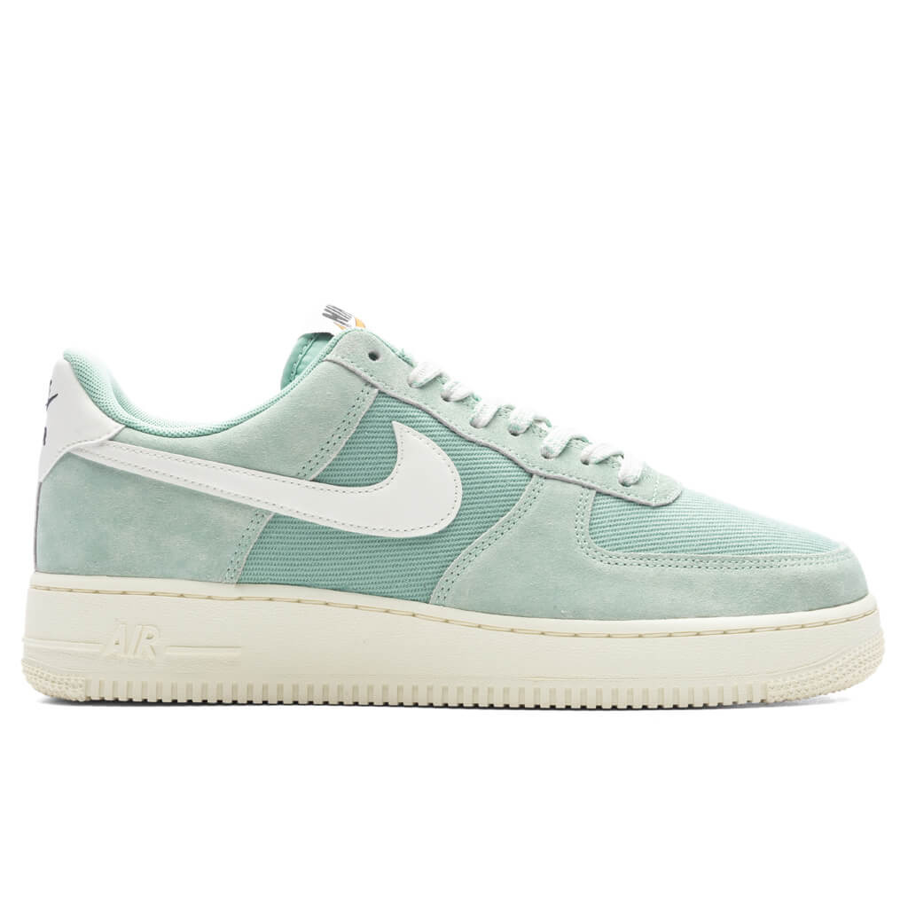 Оригінальна Air Force 1 07 Lv8 Nike – боковий вид
