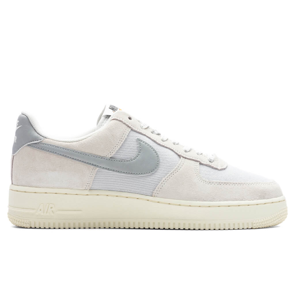 Оригінальна Air Force 1 07 Lv8 Nike – боковий вид