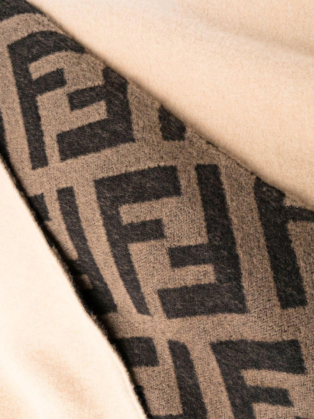 FF Poncho FENDI оригінал – Купити в Україні – вид ззаду