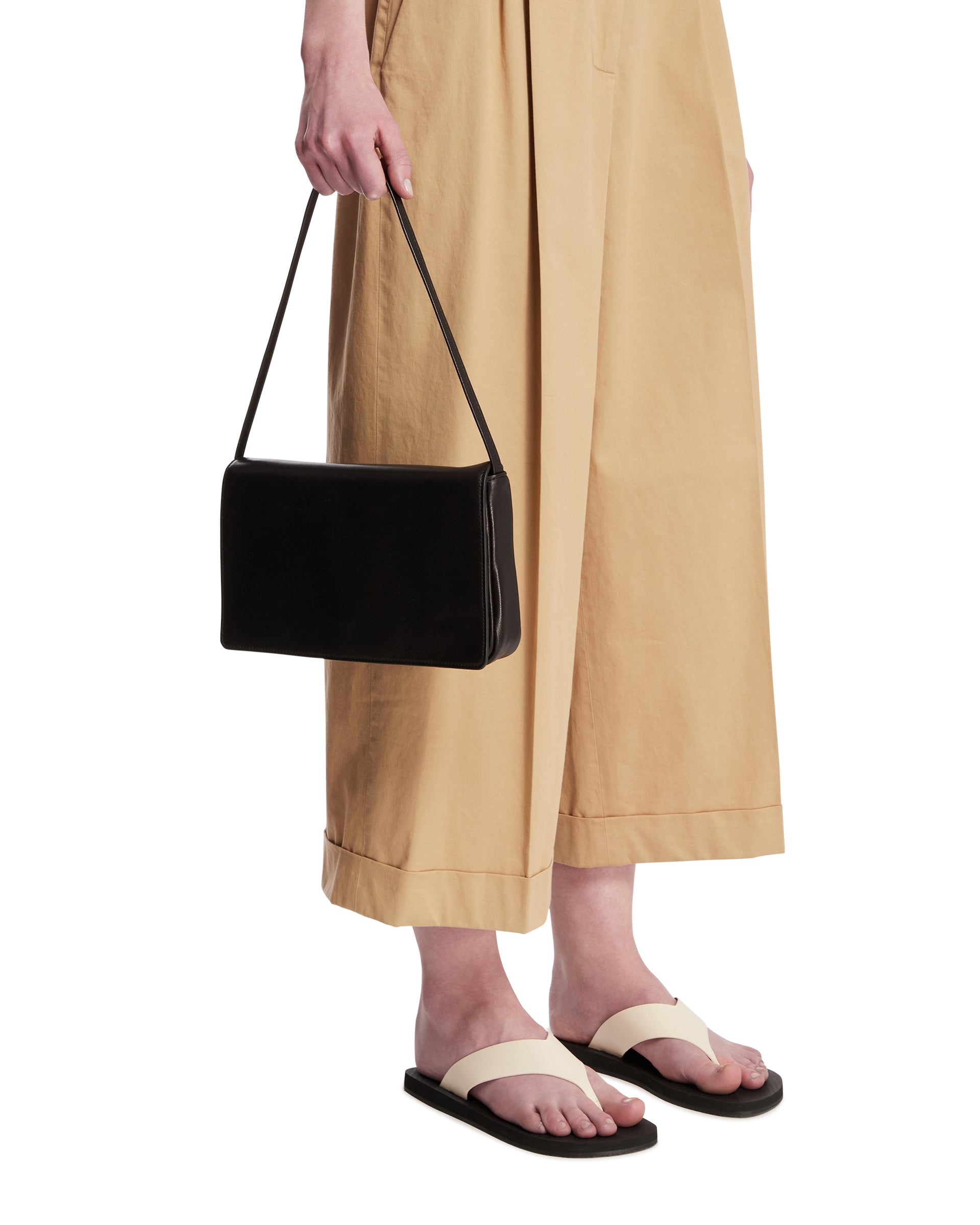 Оригінальна Black Leather Shoulder Bag The row – детальний вид