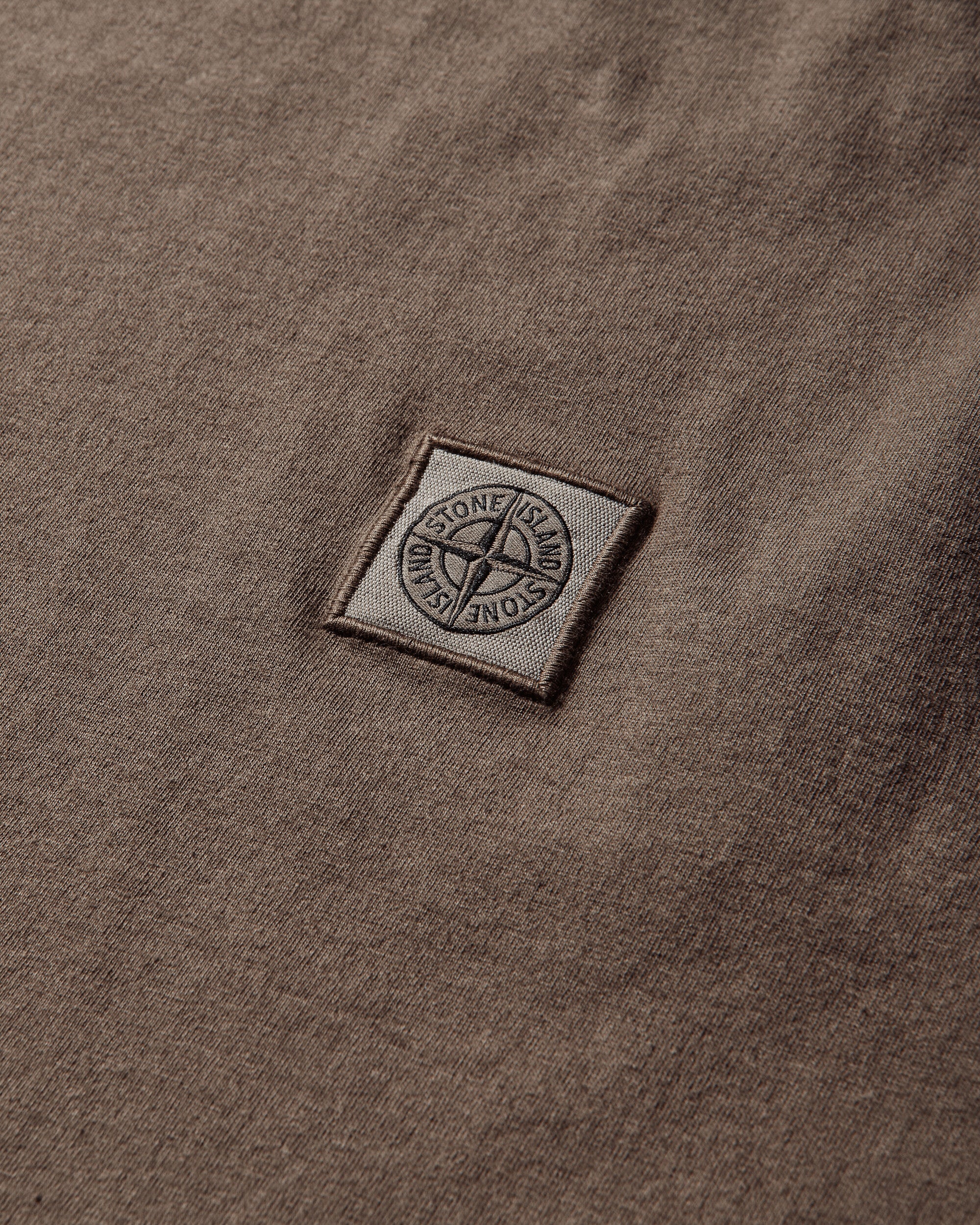 Mens Organic Cotton Jersey Fissato Effect T-Shirt Shadow Brown Stone island – Гарантія оригінальності – детальний вид