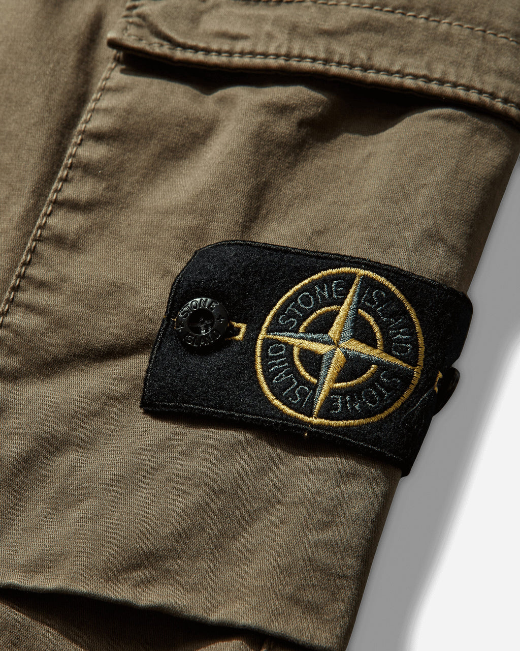 Оригінальна Mens Organic Cotton Stretch Broken Twill Old Effect Cargo Pants Military Green Stone island – детальний вид