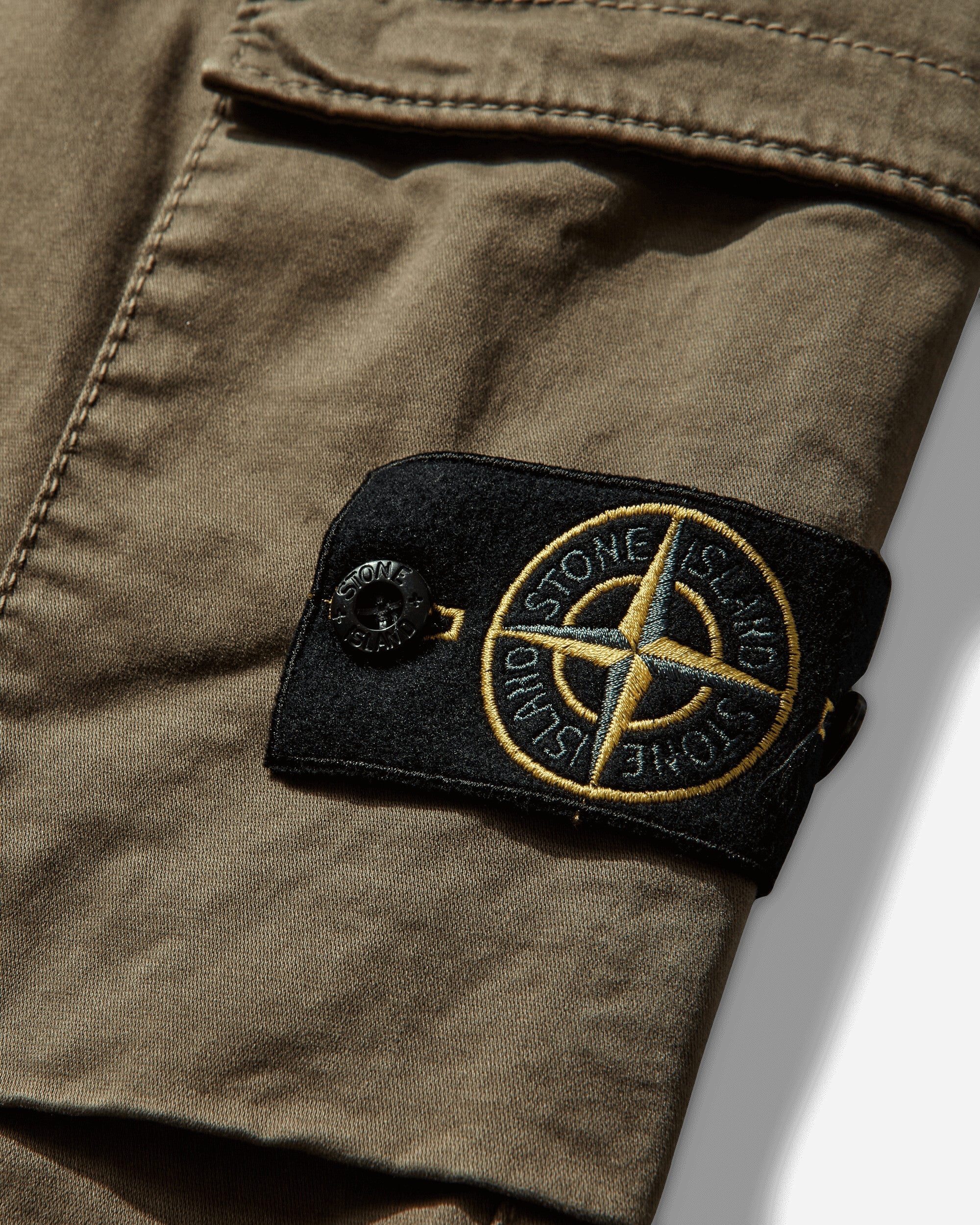 Оригінальна Mens Organic Cotton Stretch Broken Twill Old Effect Cargo Pants Military Green Stone island – детальний вид