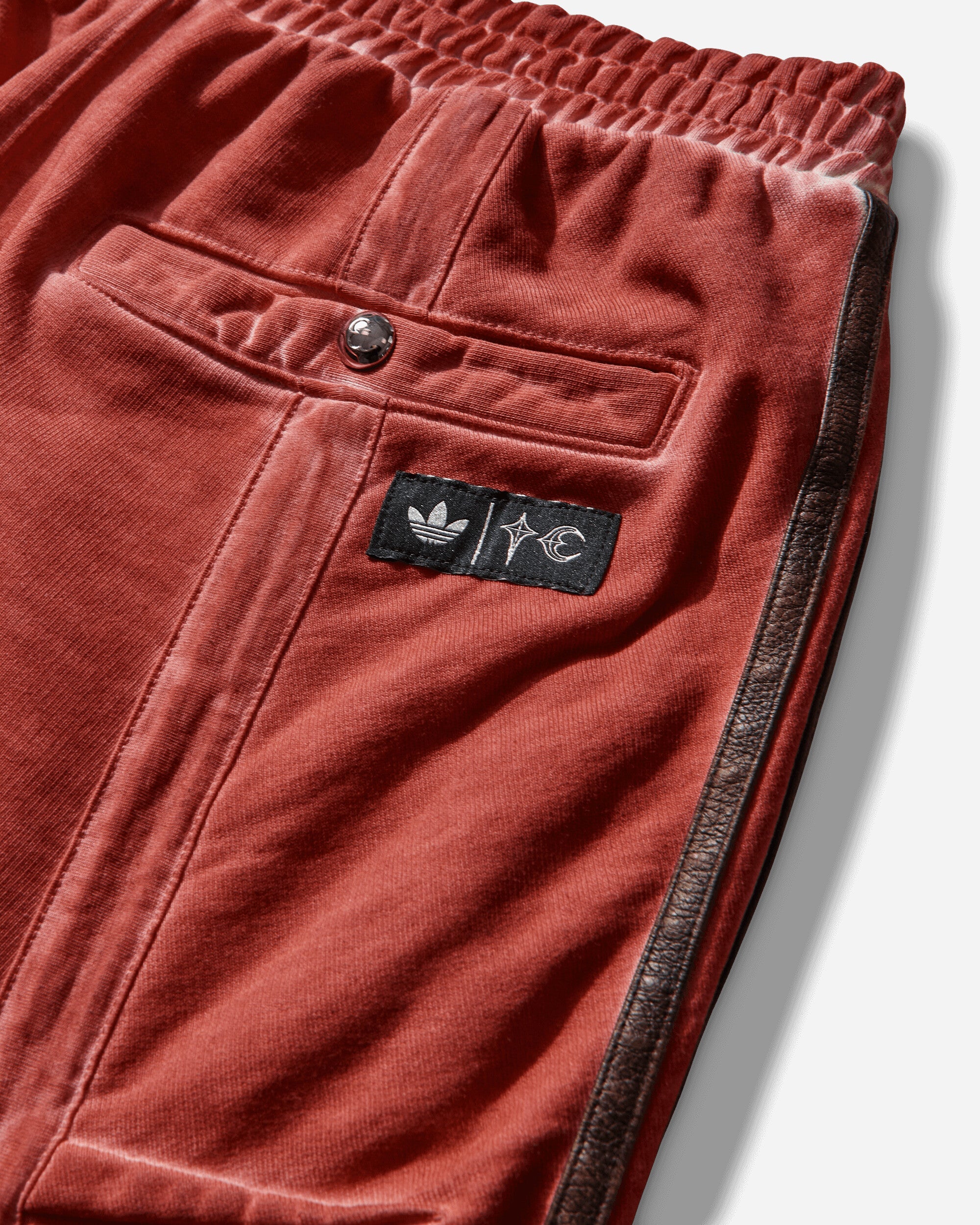 Mens Thug Club Sweat Jorts Power Red Adidas – Гарантія оригінальності – збільшений вид - ADIDAS