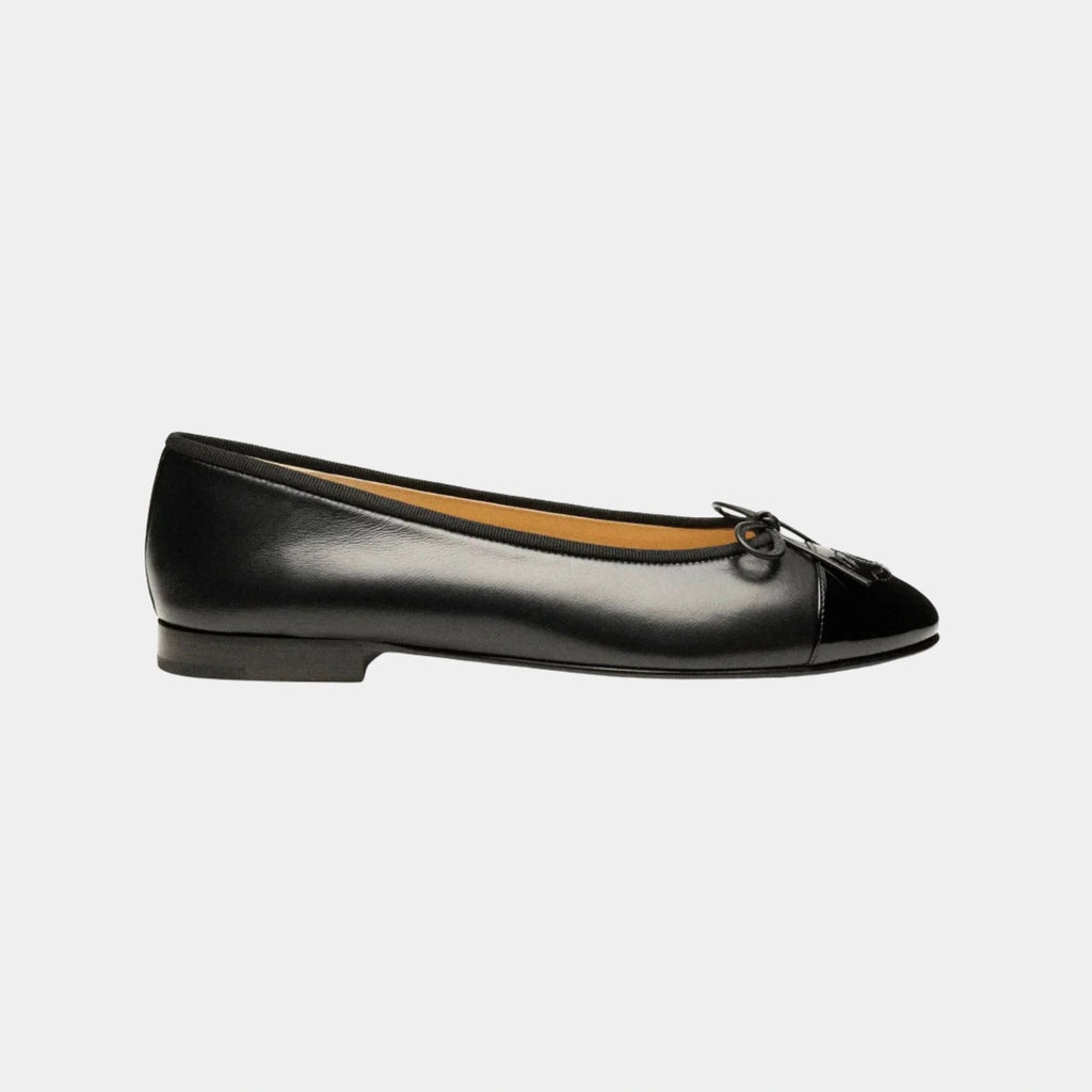 Оригінальна Ballerinas In Lambskin And Varnished Calf Chanel – боковий вид