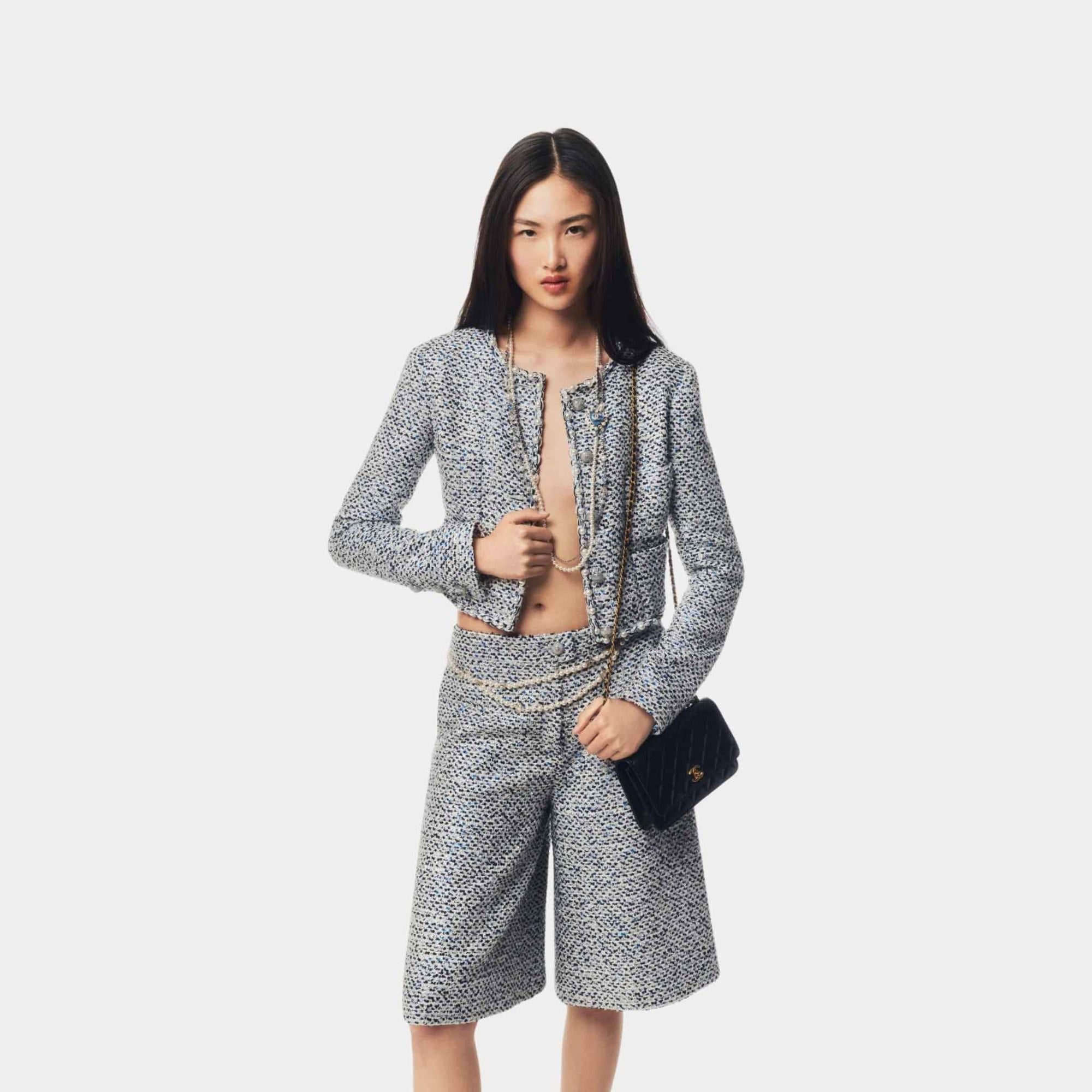 Оригінальна Bermuda Shorts Glittered Tweed White Blue Black Chanel – вид ззаду