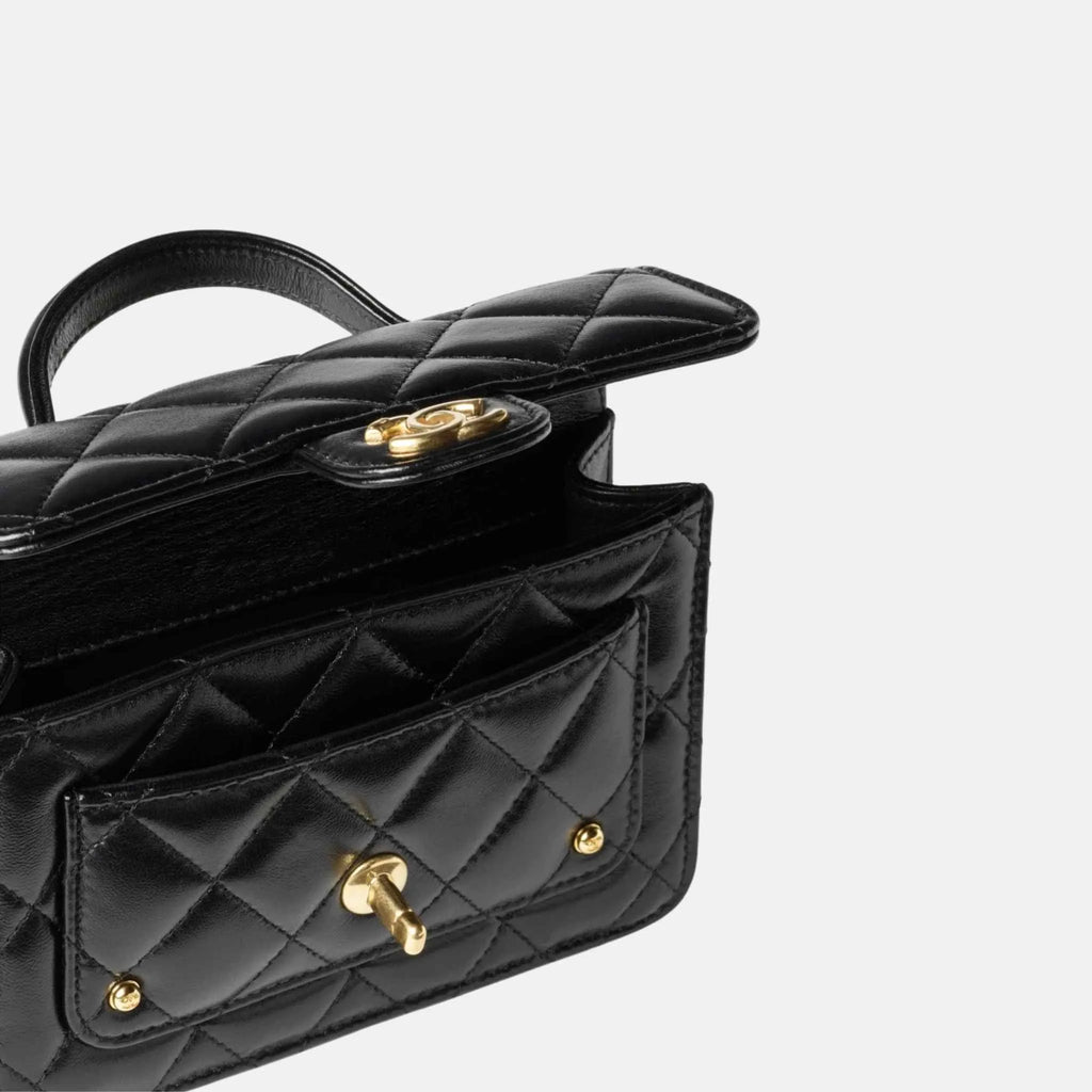 Clutch With Chain In Shiny Lambskin And Gold Metal Chanel – Гарантія оригінальності – вид ззаду