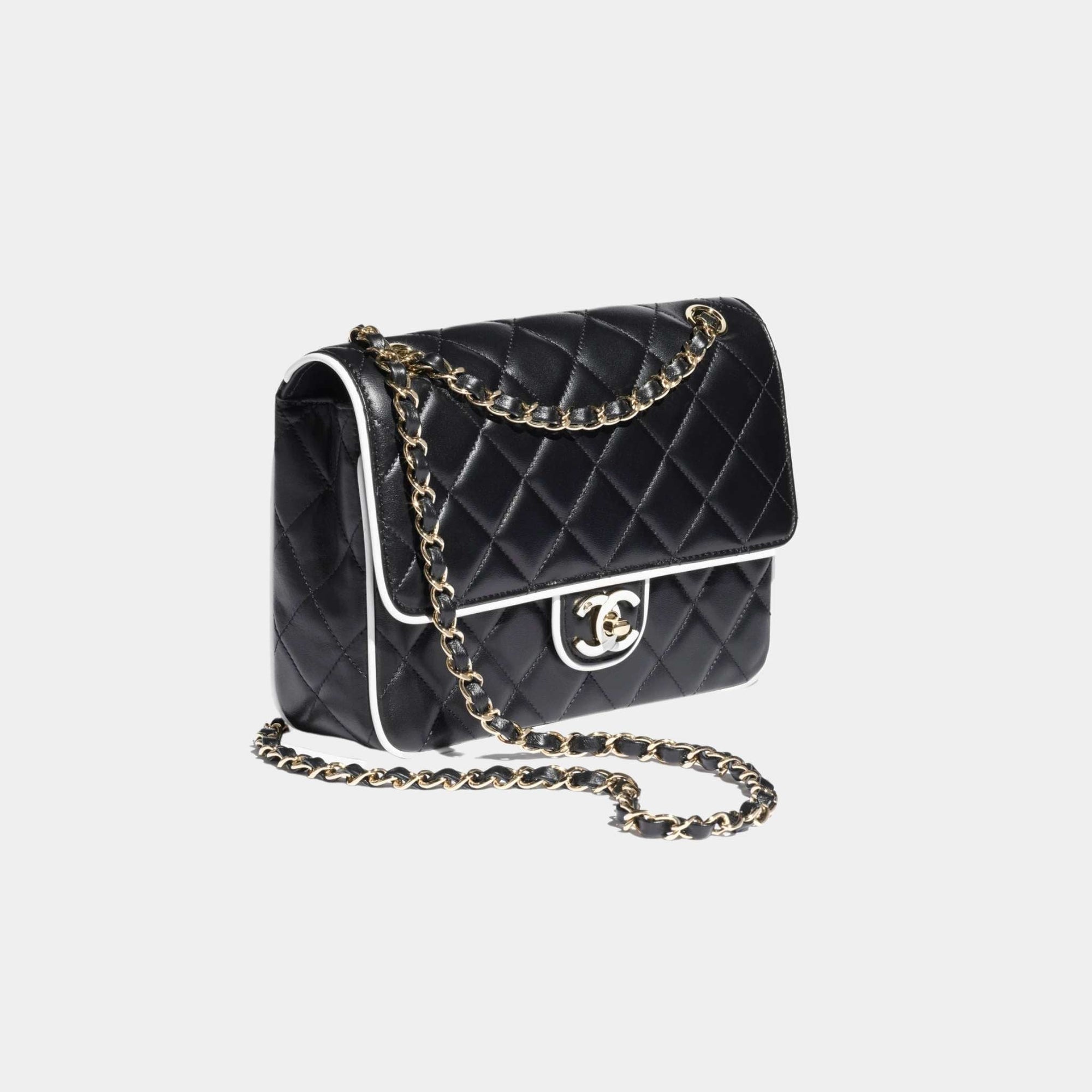 Flap Bag Lambskin Black White Chanel – Гарантія оригінальності – боковий вид