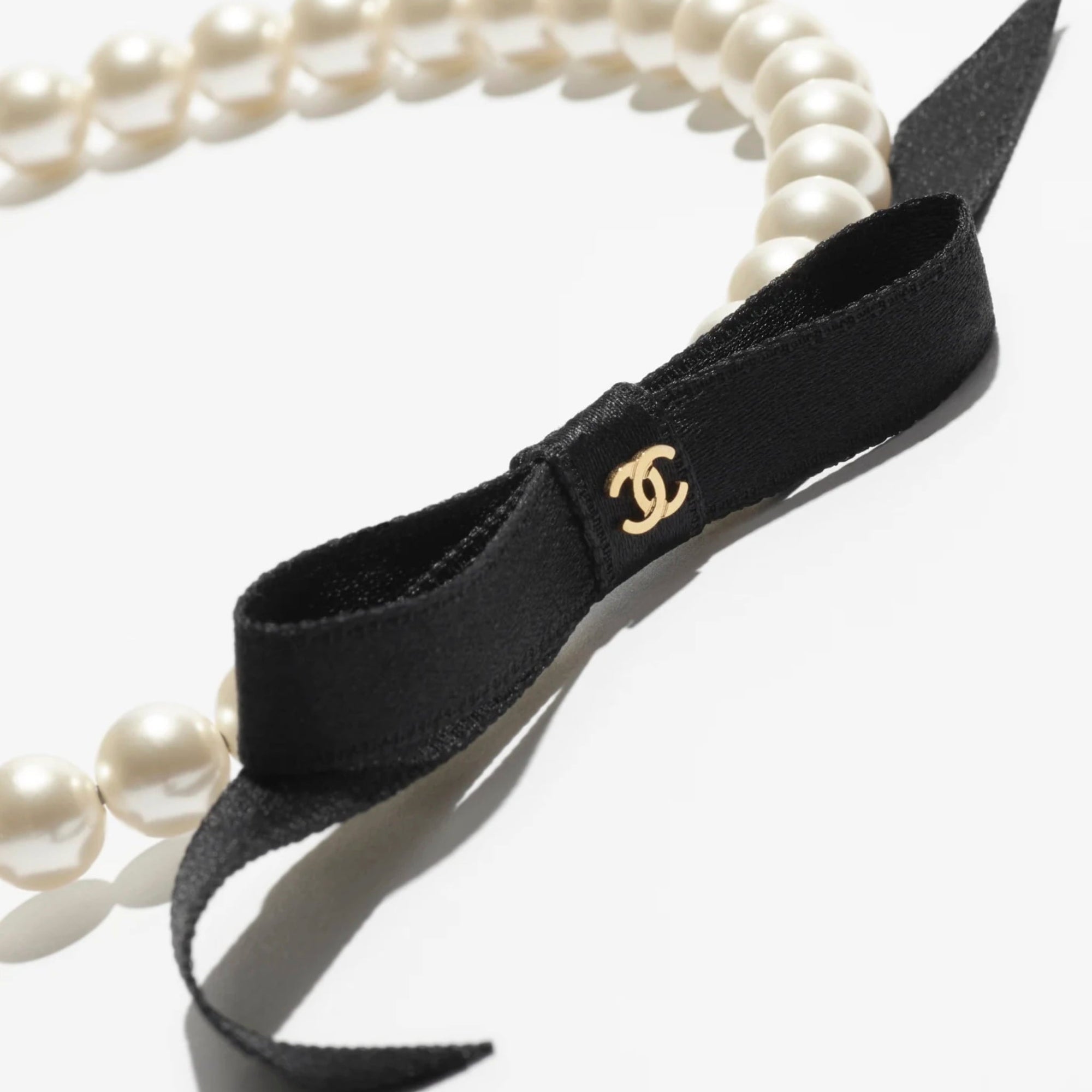 Headband Pearls Metal Satin Pearly White Gold Black Chanel – Гарантія оригінальності – вид ззаду