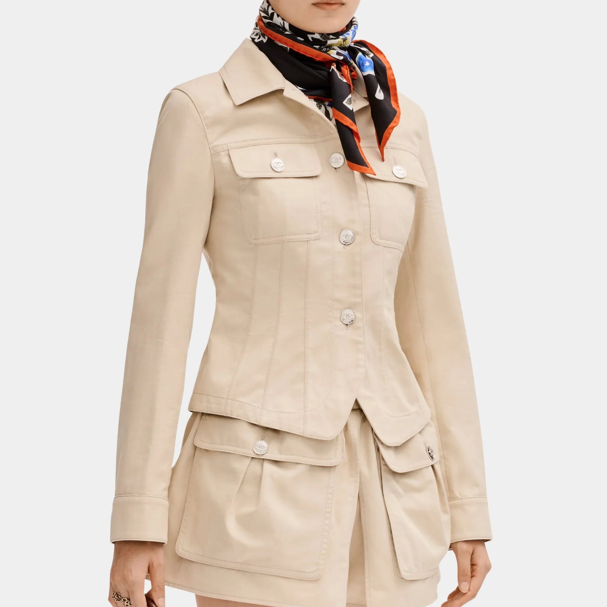 Jacket In Gabardine Beige Chanel – Гарантія оригінальності – боковий вид