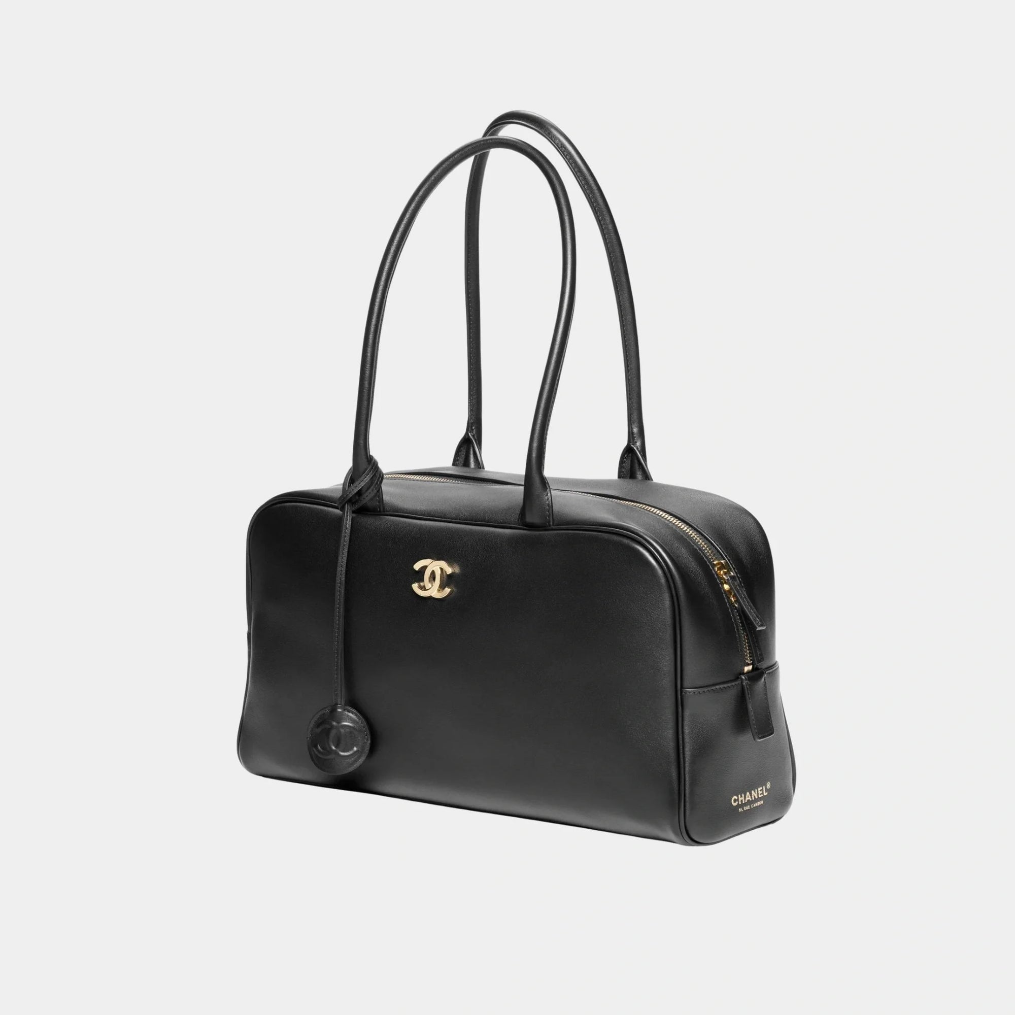 Оригінальна Large Bowling Bag Calfskin & Gold-Plated Metal Black Chanel – боковий вид