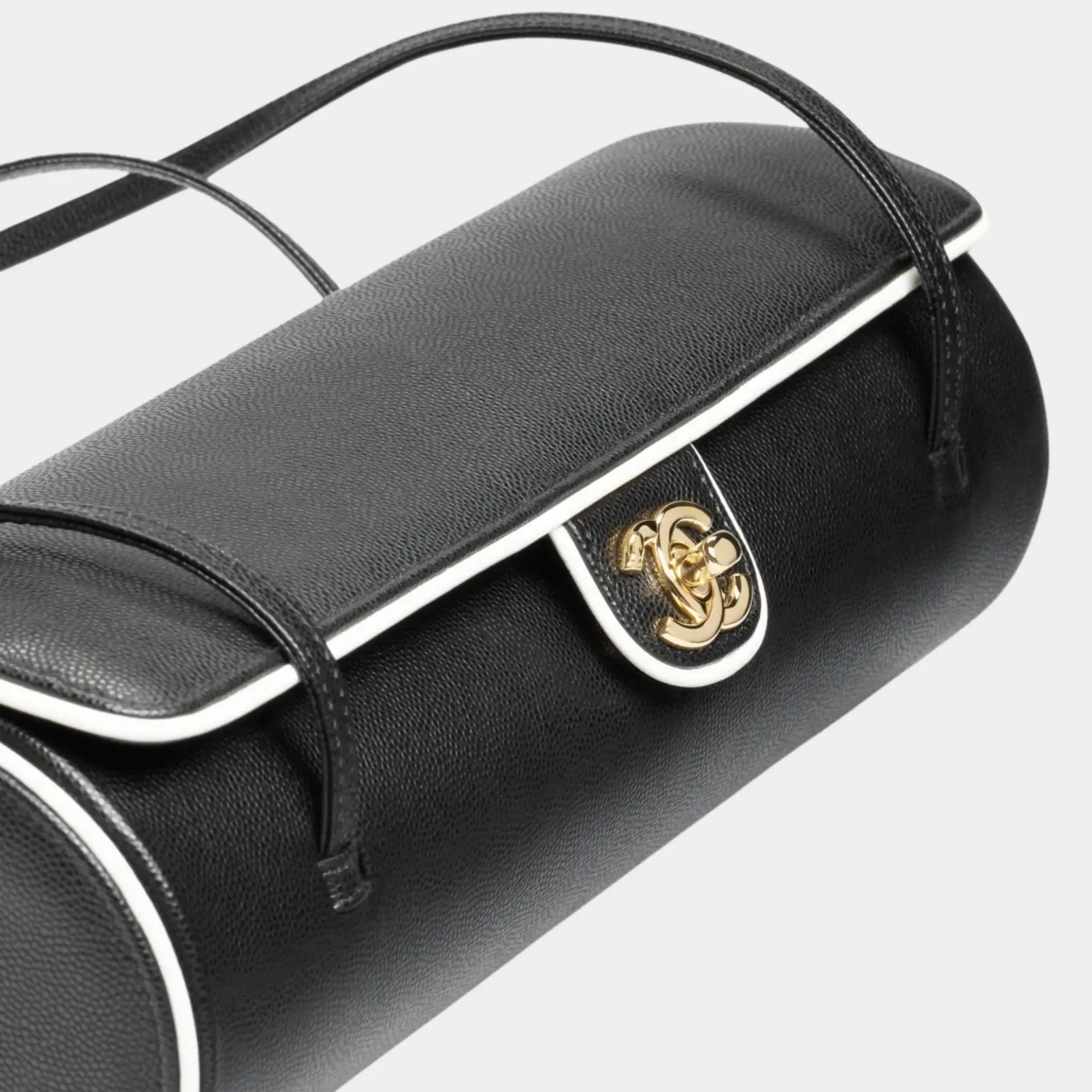 Оригінальна Large Bowling Bag Grained Veal Lamb & Gold-Plated Metal Black & White Chanel – детальний вид