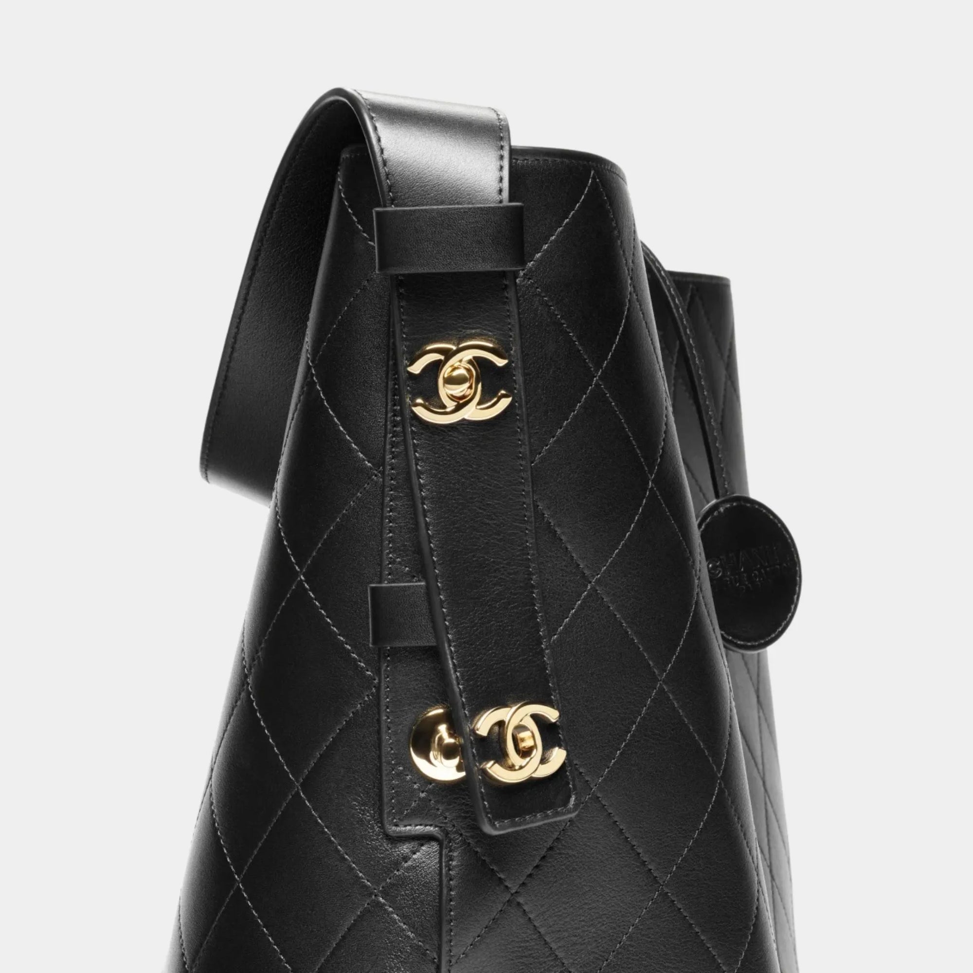 Оригінальна Large Bucket Bag Calfskin & Gold-Plated Metal Black Chanel – вид ззаду