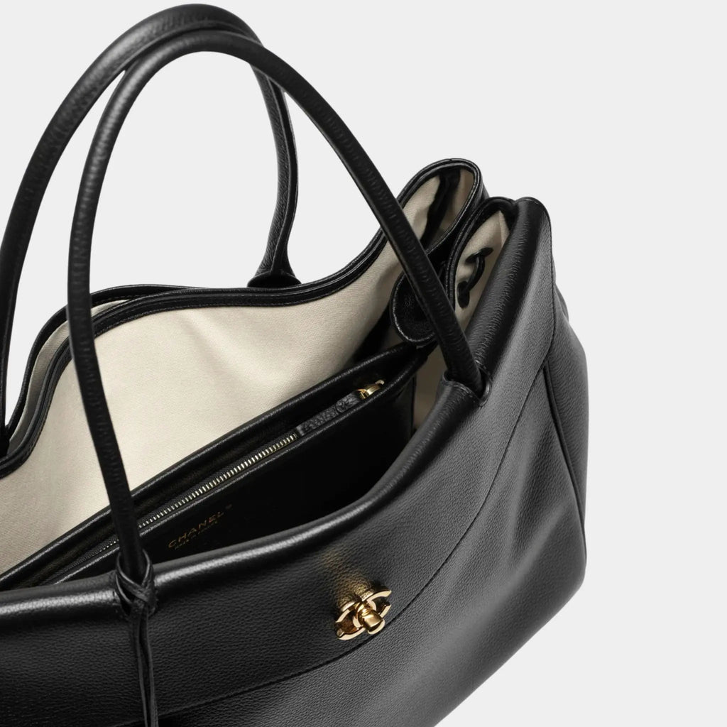 Large Tote Bag Grained Calfskin & Gold-Tone Metal Black Chanel оригінал – Купити в Україні – вид ззаду