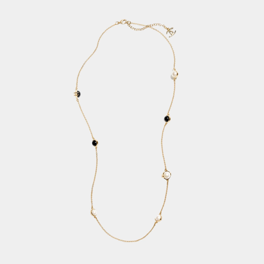 Long Necklace Metal & Resin Gold Black & Pearly White Chanel – Гарантія оригінальності – боковий вид