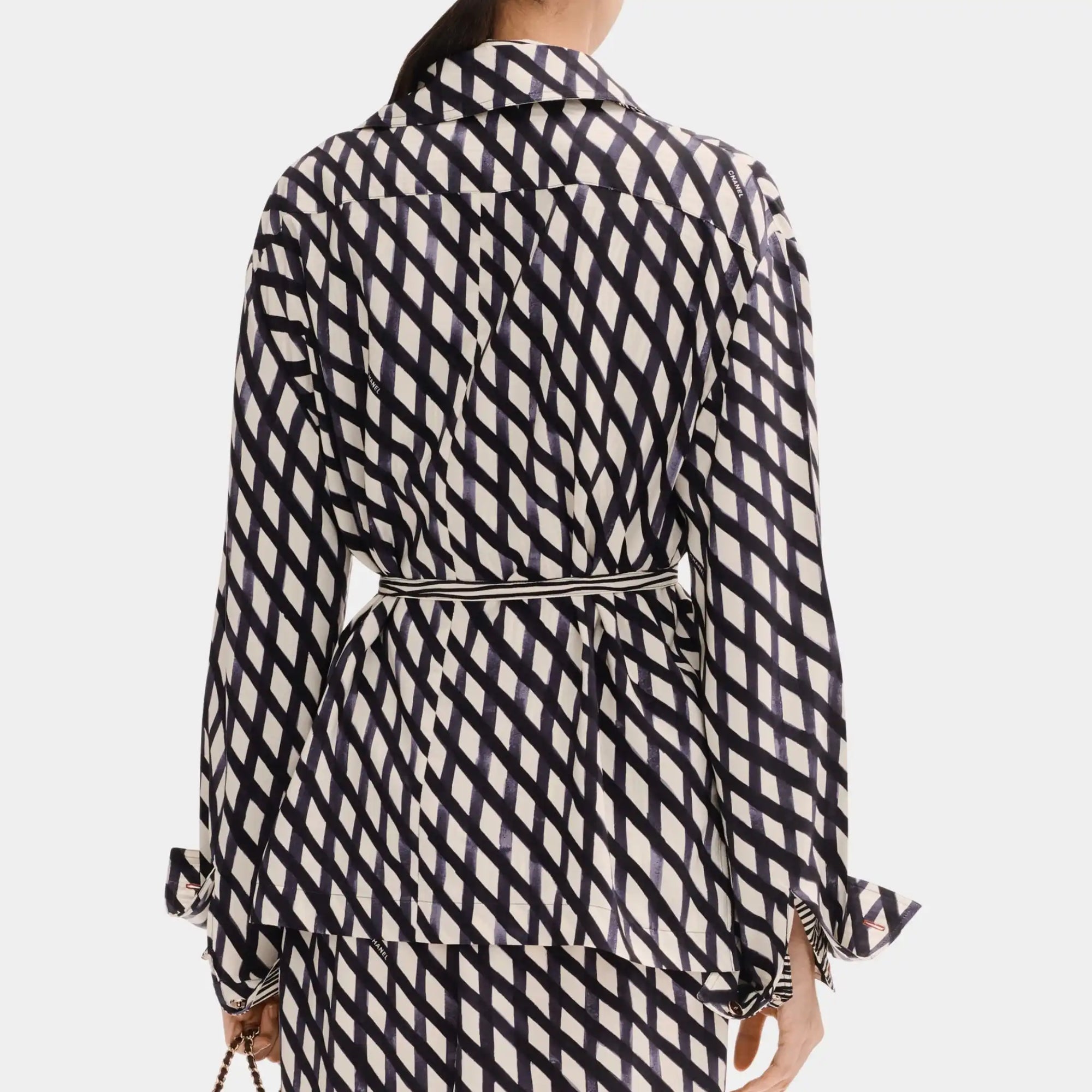 Оригінальна Long Sleeved Blouse In Printed Crepe De Chine Chanel – вид ззаду