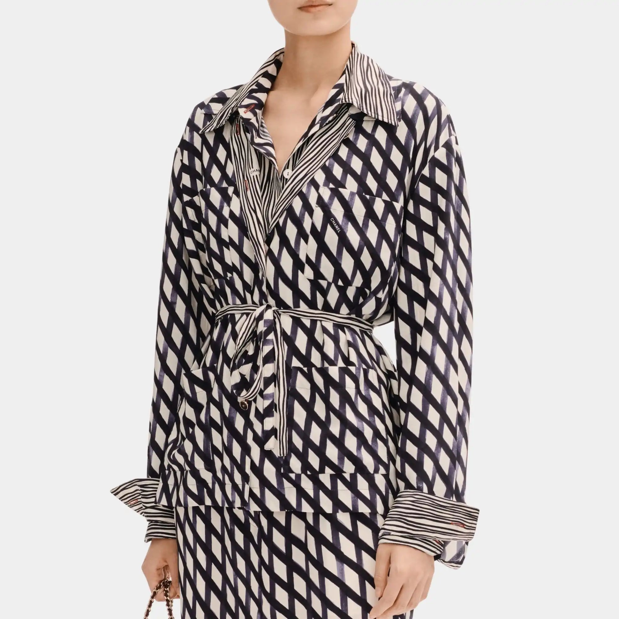 Оригінальна Long Sleeved Blouse In Printed Crepe De Chine Chanel – боковий вид