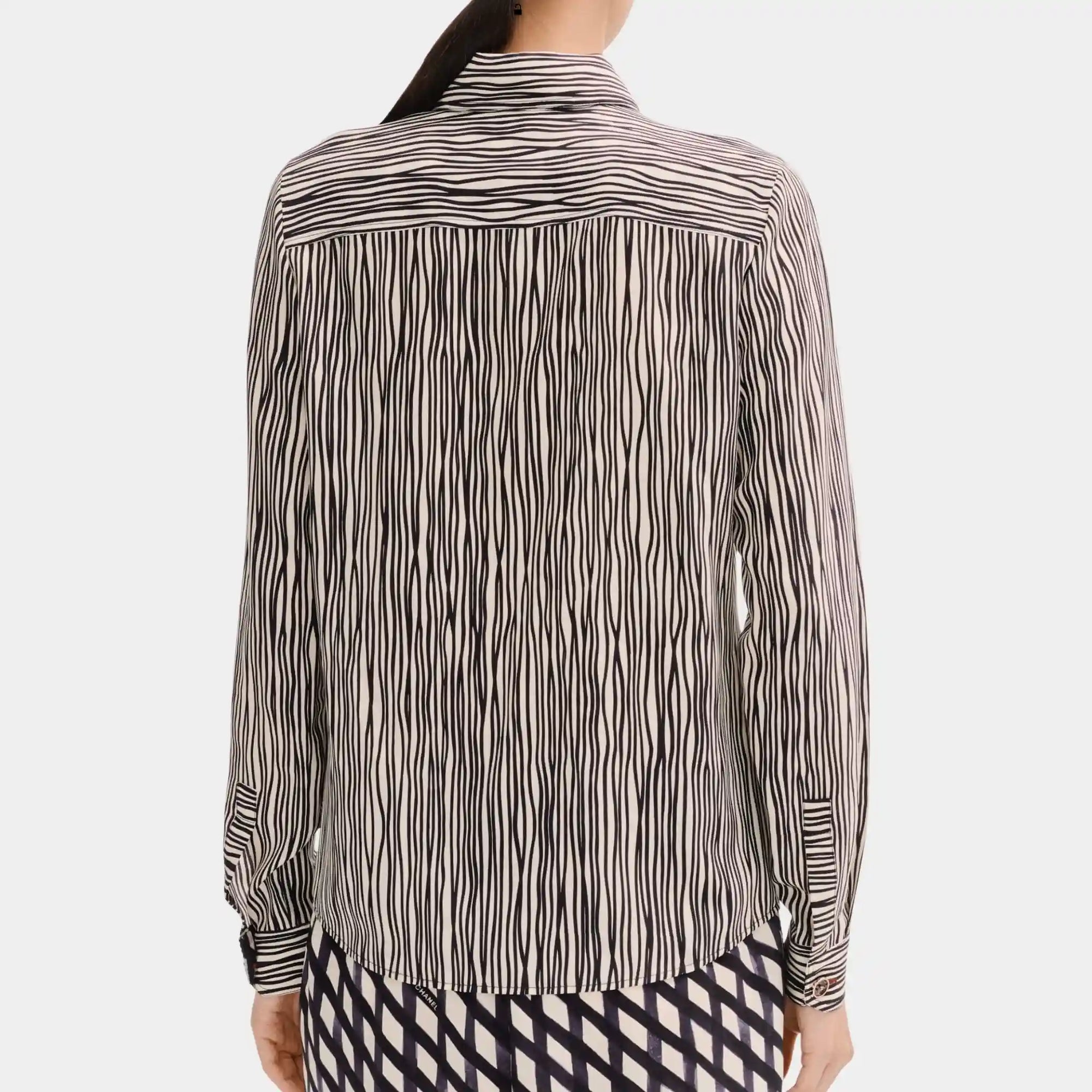Long Sleeved Shirt In White And Black Silk Crepe Chanel – Гарантія оригінальності – вид ззаду