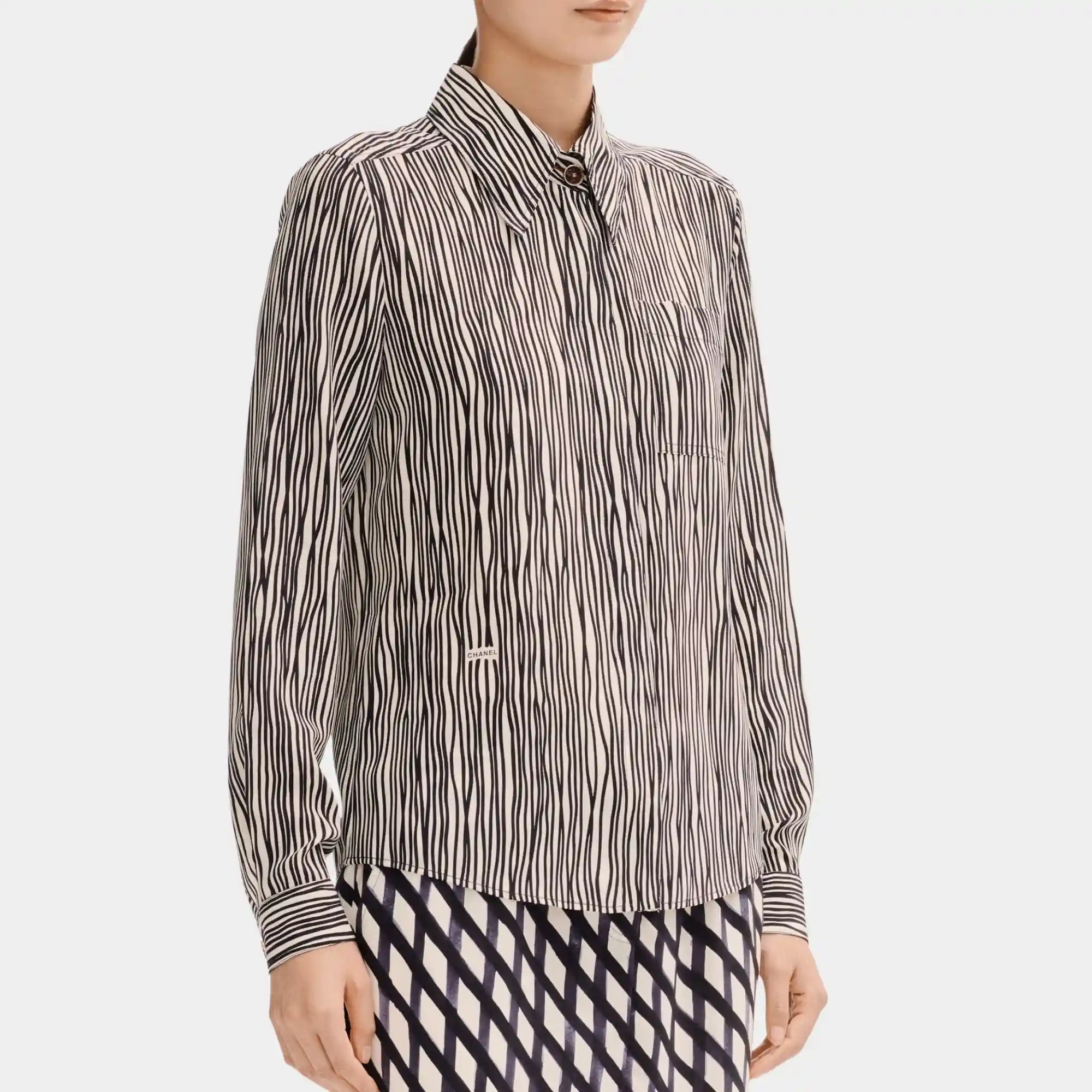Long Sleeved Shirt In White And Black Silk Crepe Chanel – Гарантія оригінальності – боковий вид