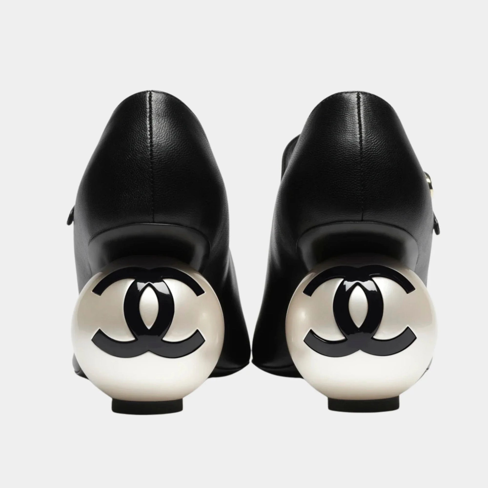 Mary Janes Lambskin Patent Calfskin & Imitation Pearls Black Chanel – Гарантія оригінальності – збільшений вид