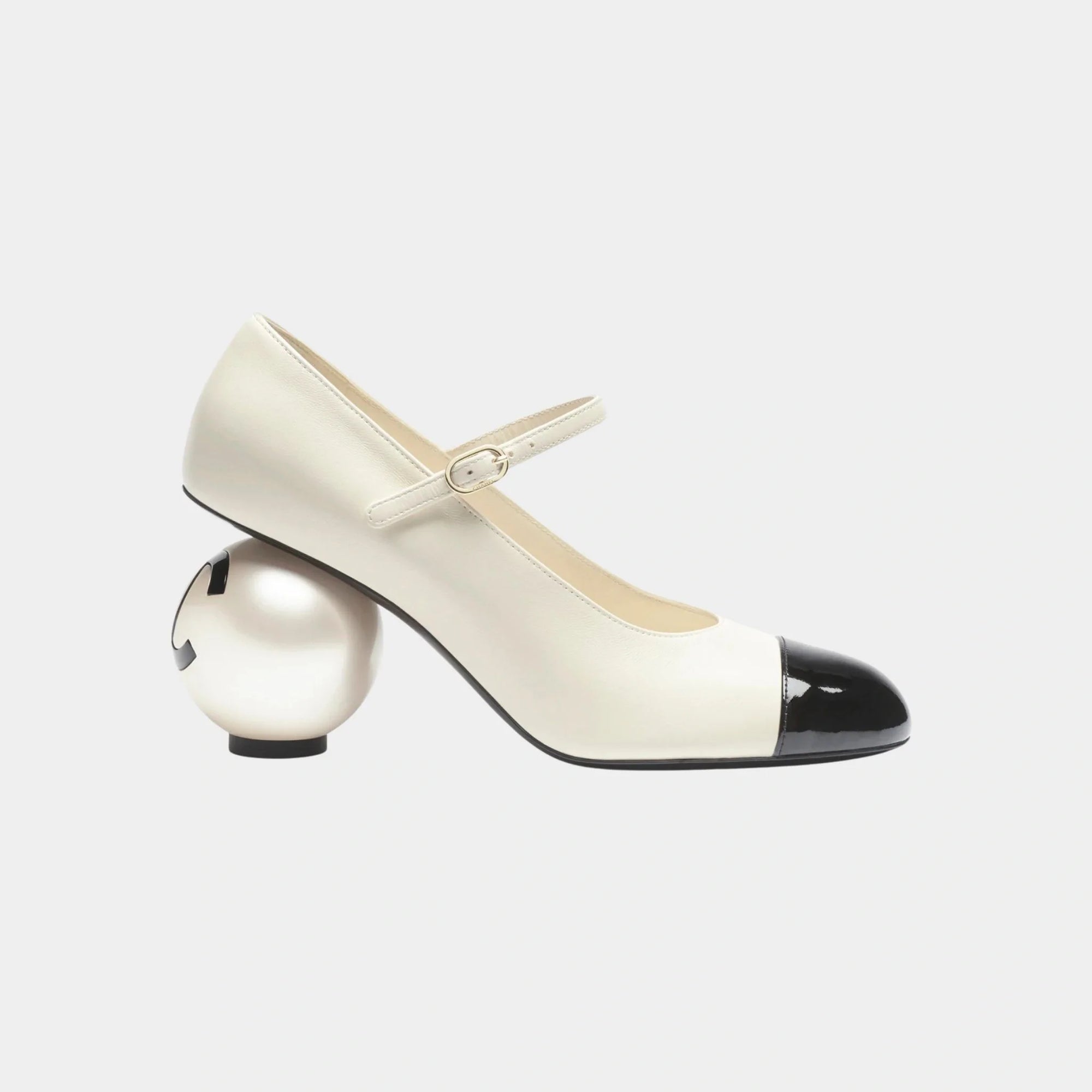 Mary Janes Lambskin Patent Calfskin & Imitation Pearls Black Chanel – Гарантія оригінальності – боковий вид