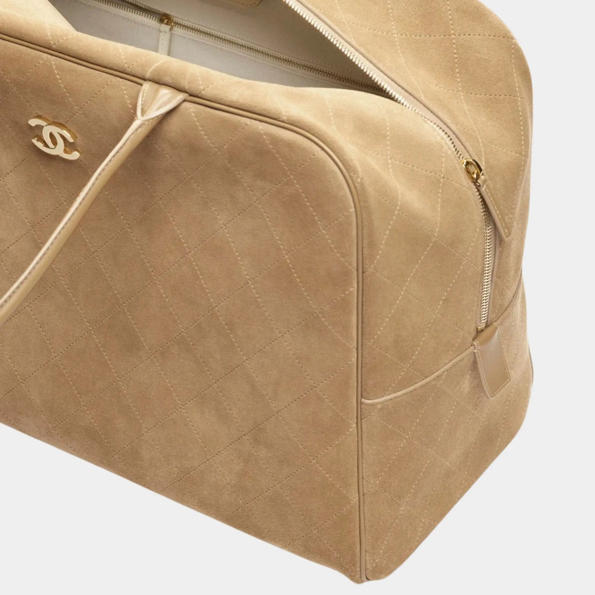 Оригінальна Maxi Bowling Bag Suede Calfskin & Gold-Tone Metal Dark Beige Chanel – детальний вид