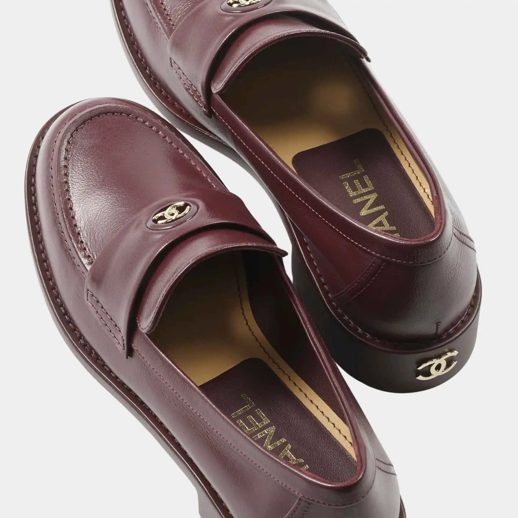 Оригінальна Moccasins Calfskin Burgundy Chanel – вид ззаду