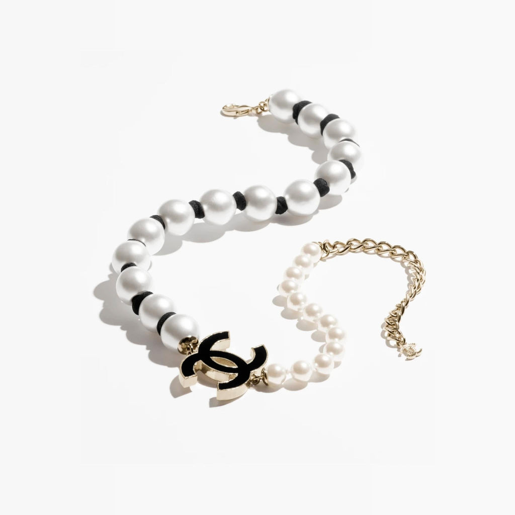 Оригінальна Necklace Metal Glass Pearls Silk Resin Gold White Black Chanel – вид ззаду