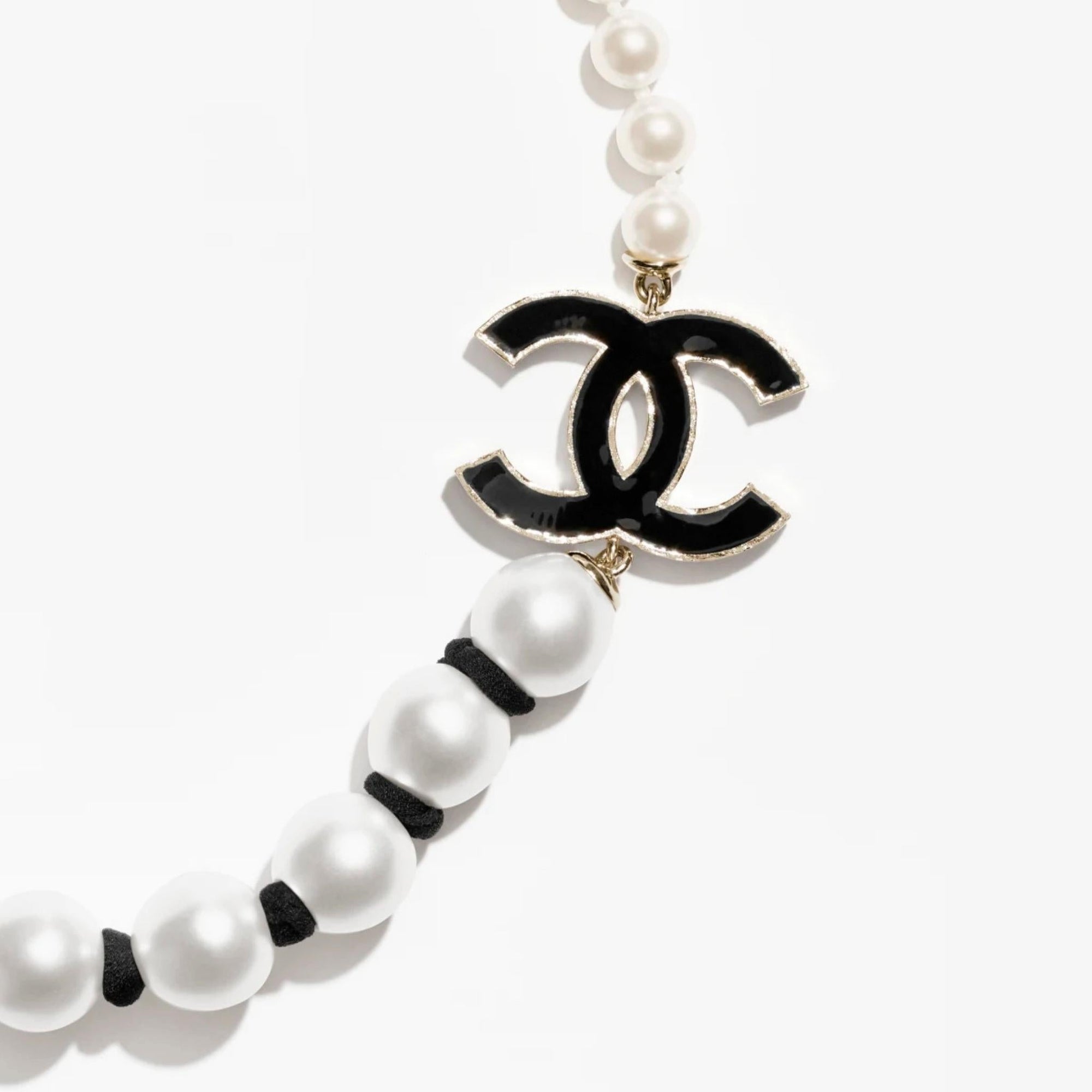 Оригінальна Necklace Metal Glass Pearls Silk Resin Gold White Black Chanel – детальний вид
